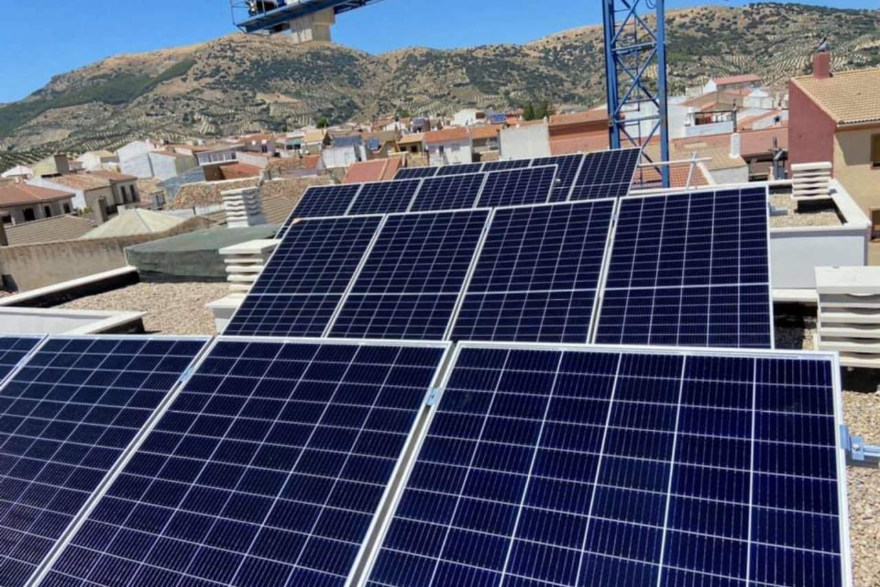 Instalación de placas fotovoltaicas y energía solar fotovoltaica con AGRUPACIONES & SOLUCIONES SOLARES