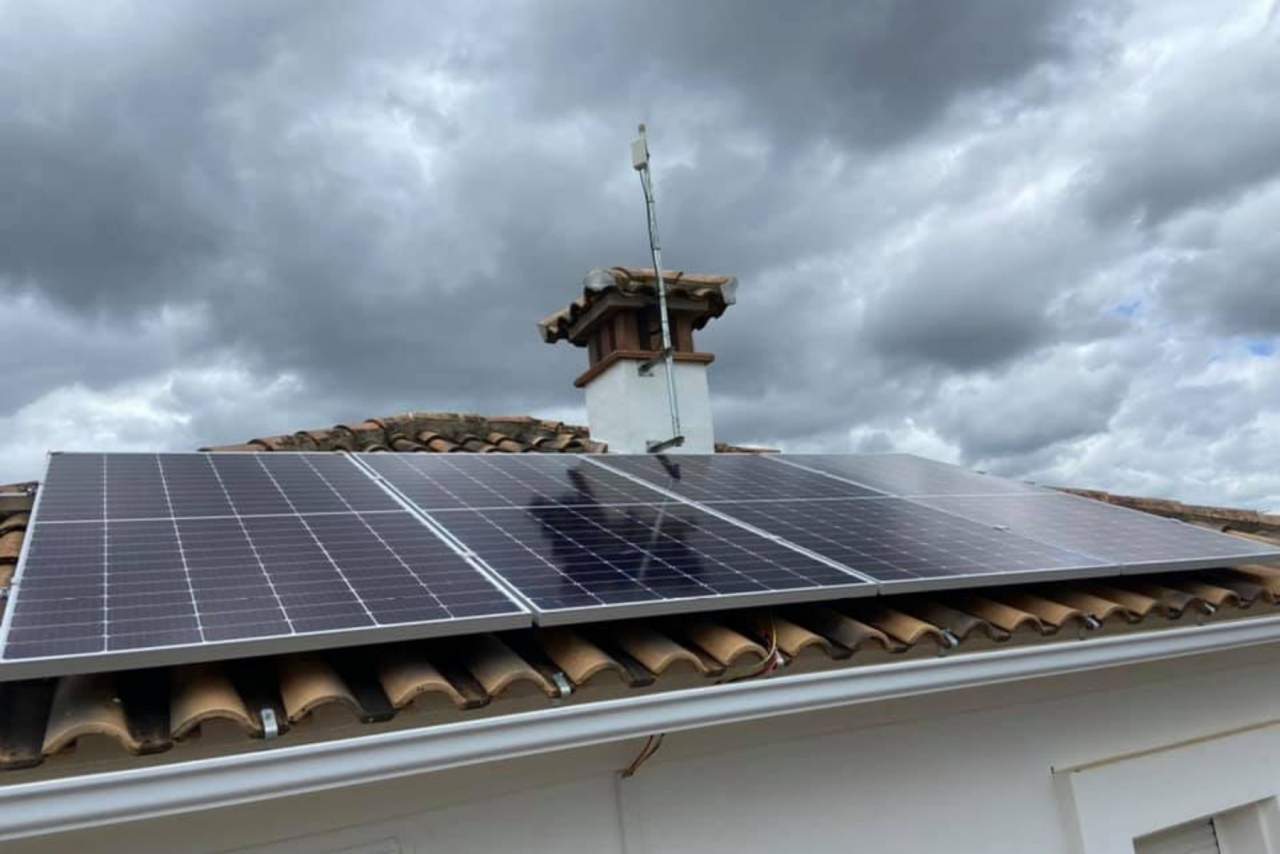 ¿Cómo instalar placas fotovoltaicas en casa? Las empresas especializadas como AGRUPACIONES & SOLUCIONES SOLARES son la solución