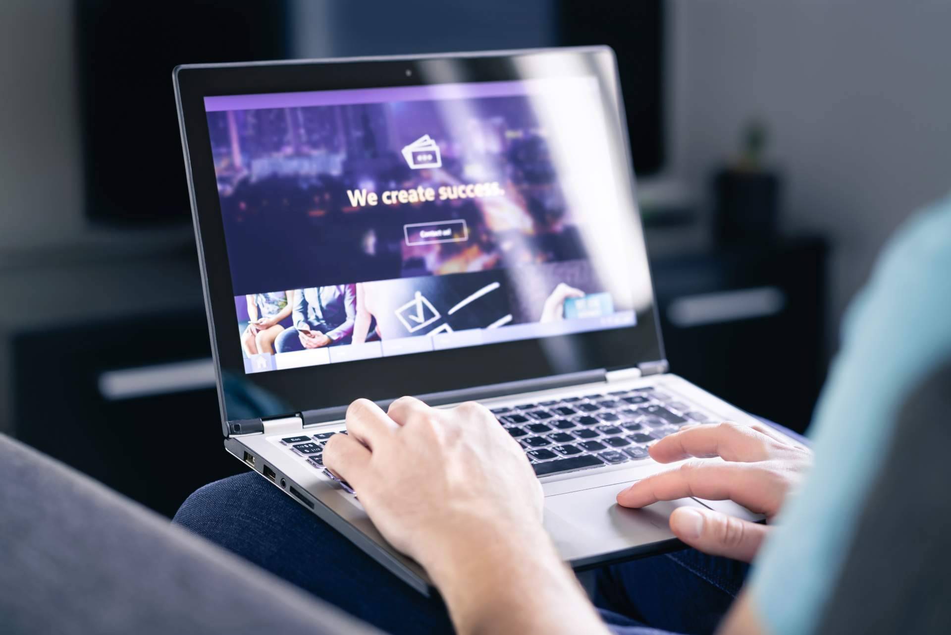 La empresa Caverna Tecnológica se encarga del desarrollo de aplicaciones móviles y páginas web