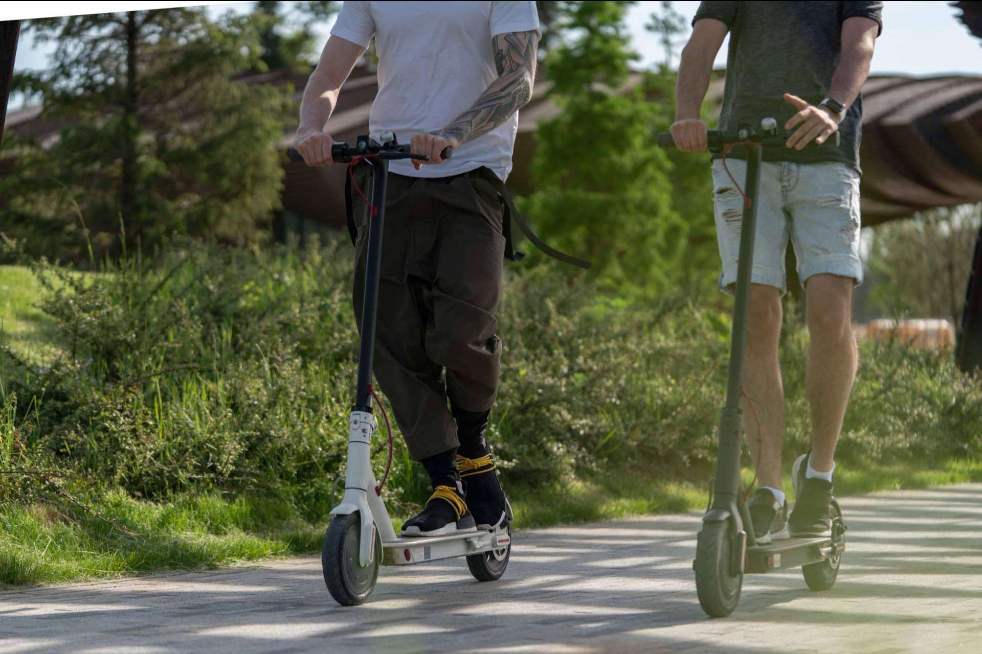 Pasear con patinetes eléctricos en verano por Barcelona con LYNX
