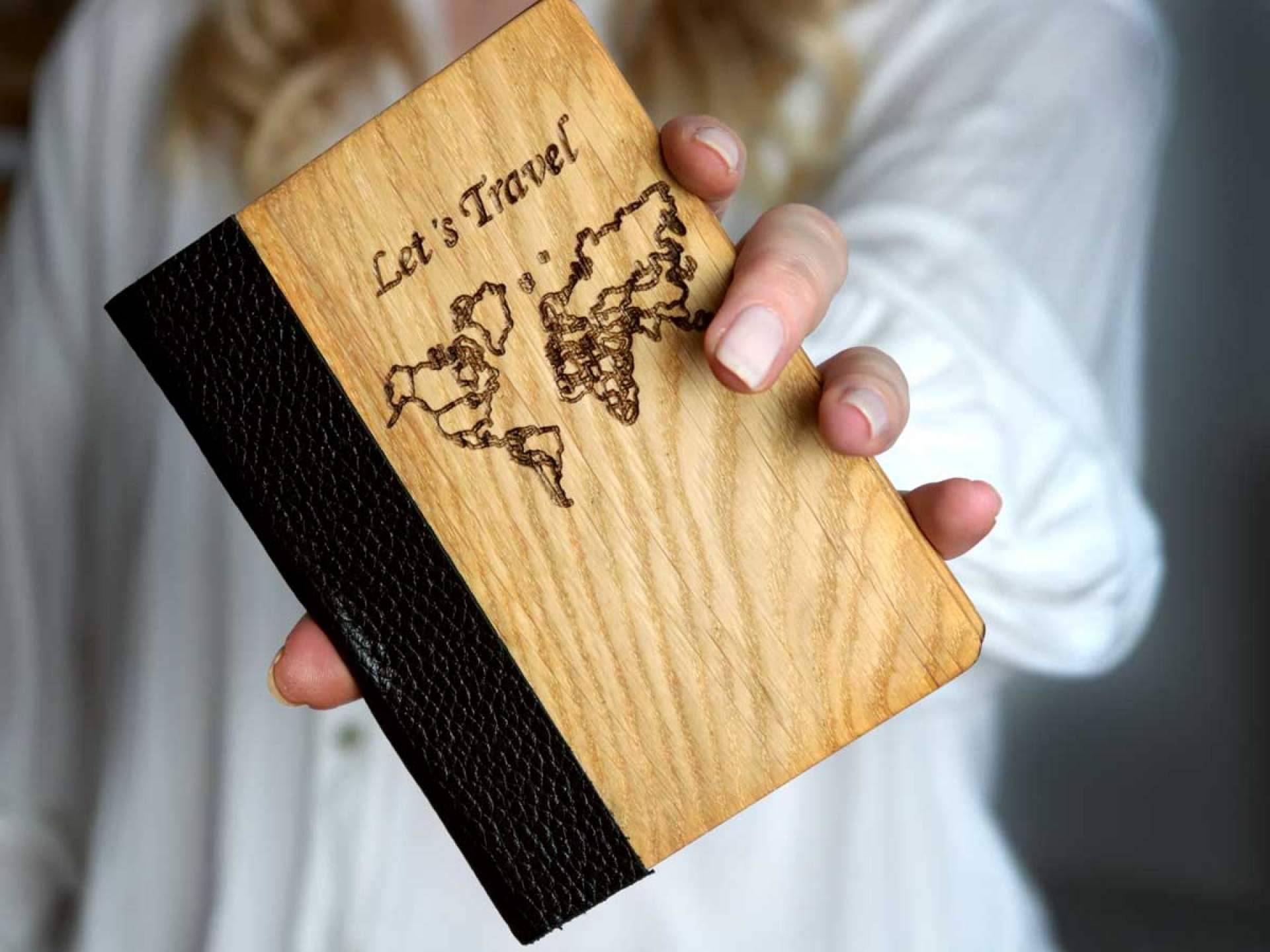 La funda de pasaporte de madera, uno de los mejores regalos para los viajeros, por la empresa Regalos de Madera