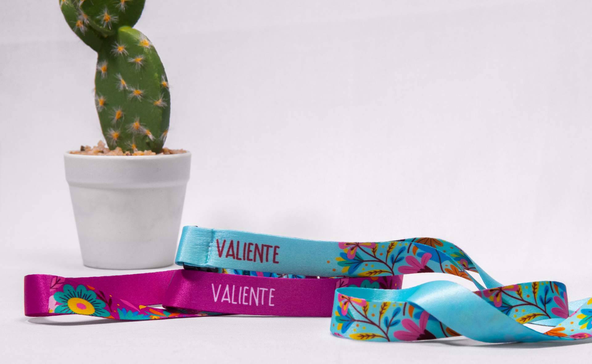 Para regalos especiales, los lanyards personalizados de Presume y Punto son una buena opción