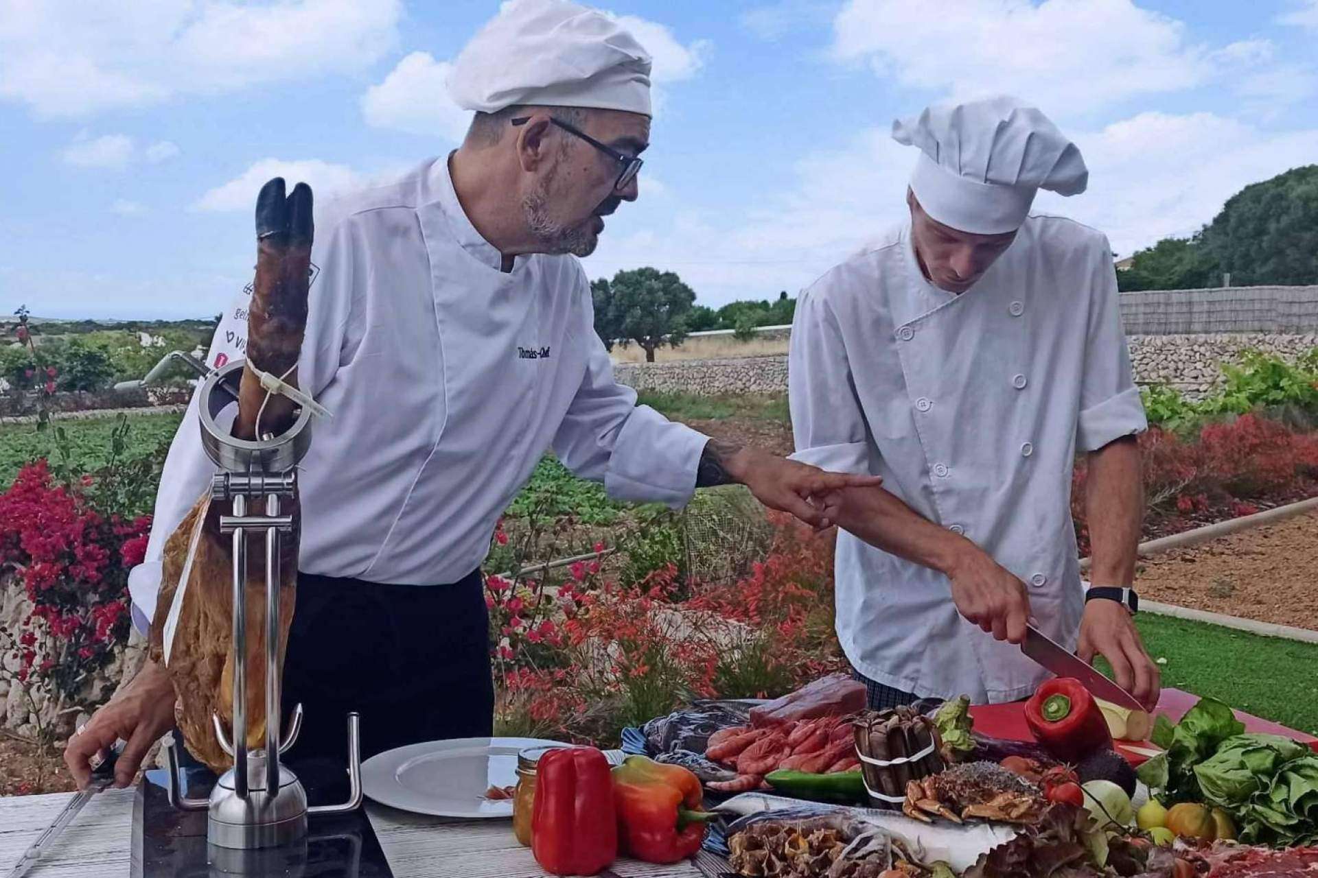 Tomás Cheff es reconocido por su catering y paellas para grupos en Menorca