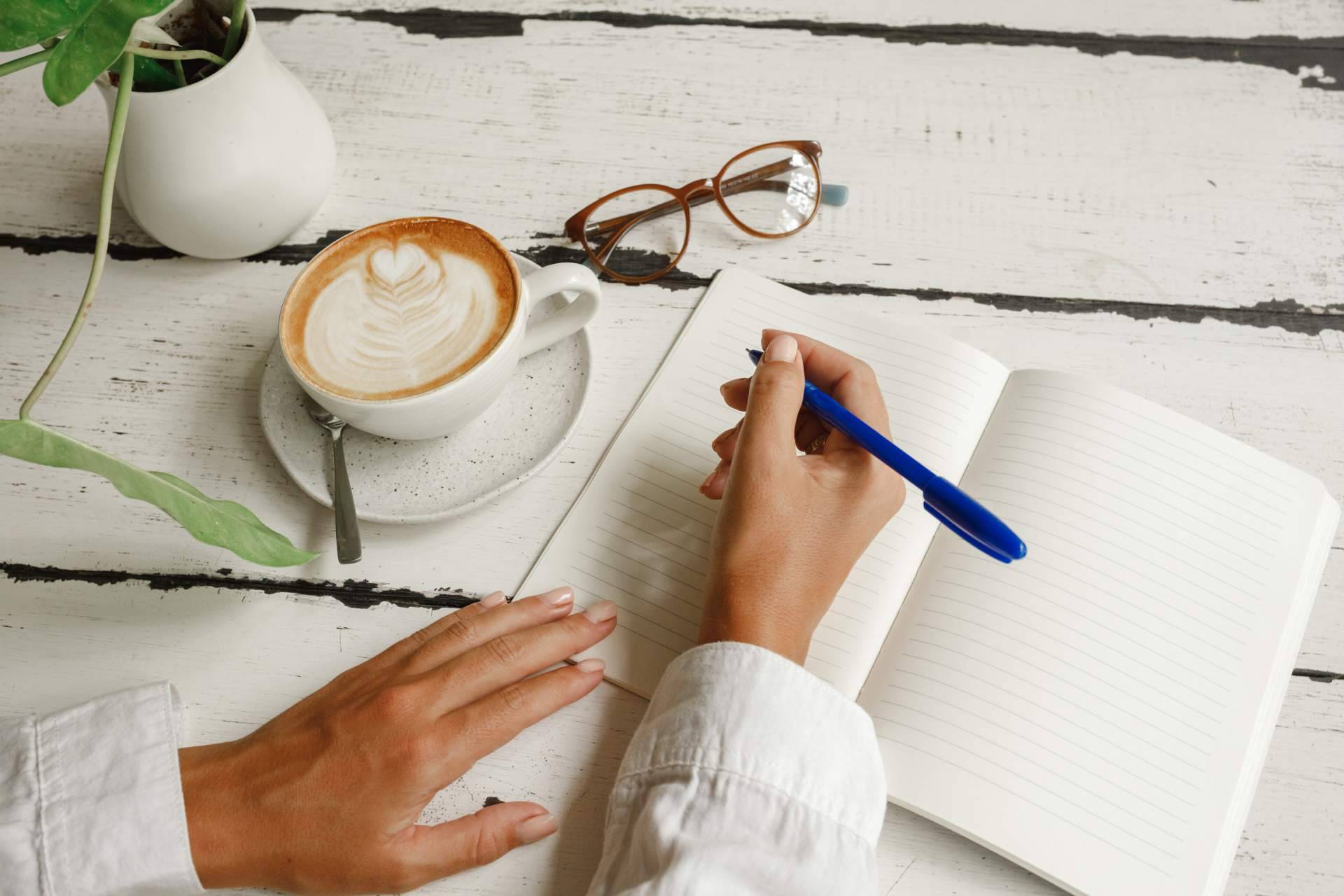Academia Alto Rendimiento brinda asesoramiento para escribir y autopublicar un libro, guía o manual
