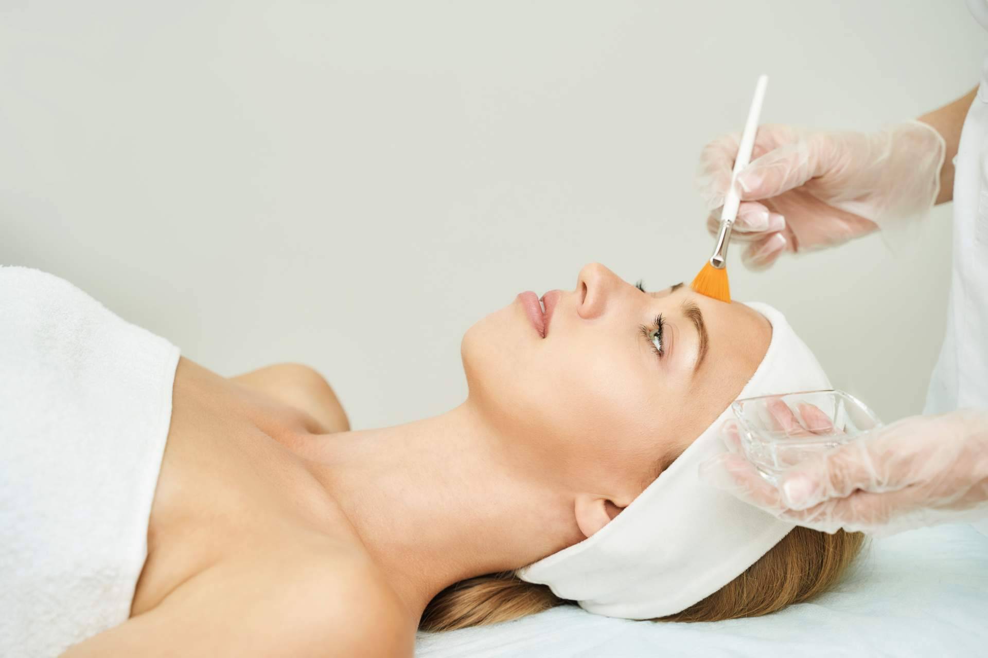 El peeling hidratante intensivo es una de las mejores soluciones a la deshidratación de la piel en verano: ABB Medicina Estética