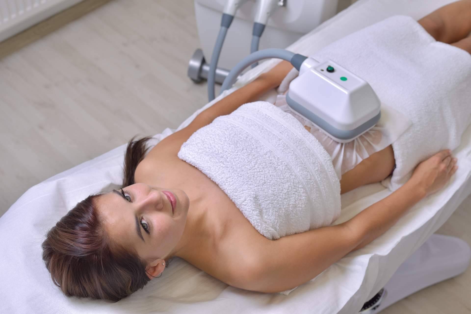La criolipolisis es la técnica indicada por Femme para eliminar los excesos de grasa de las vacaciones