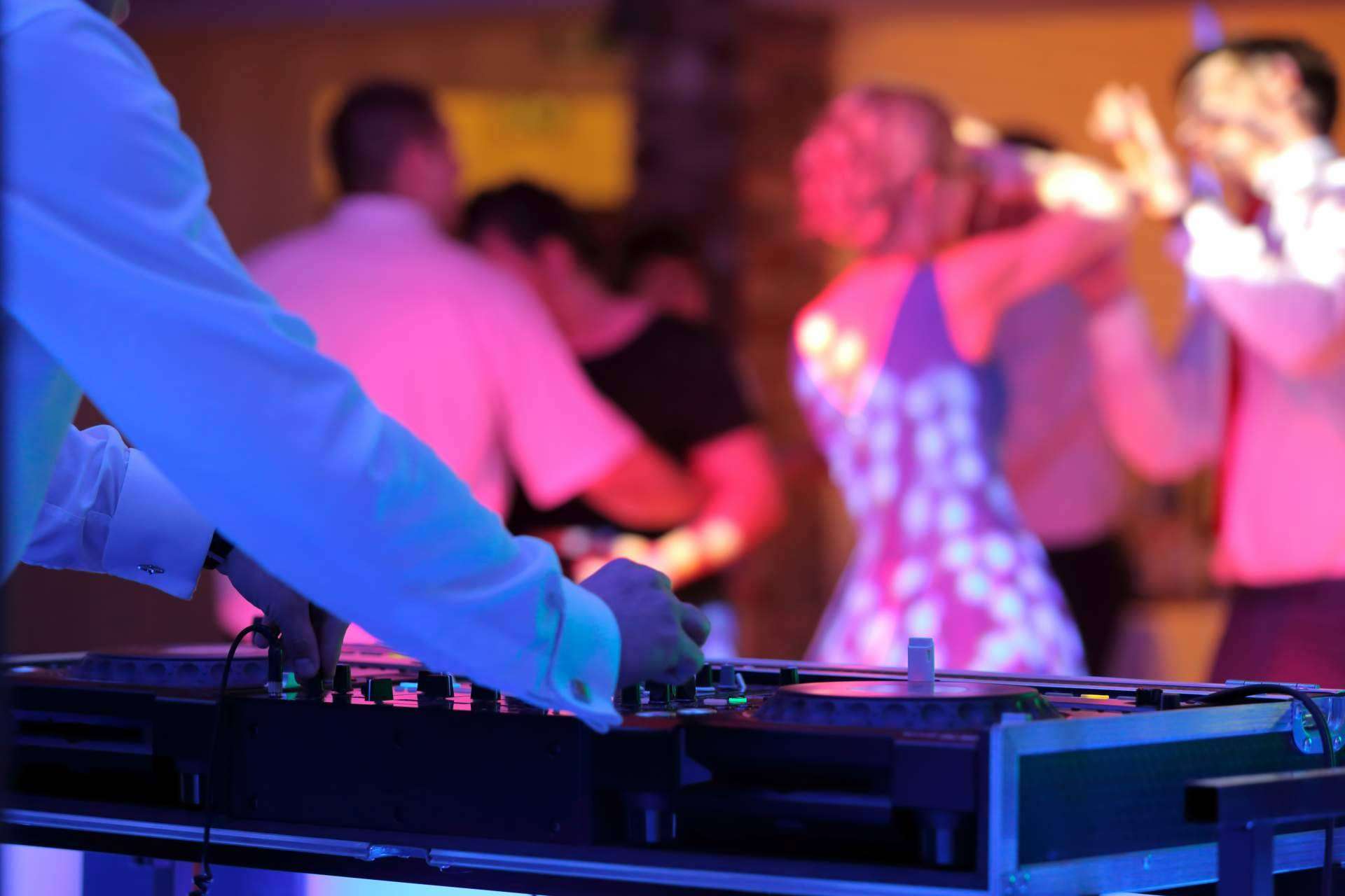 Escoger las mejores canciones para una fiesta con el DJ del momento: Iñaki Musik