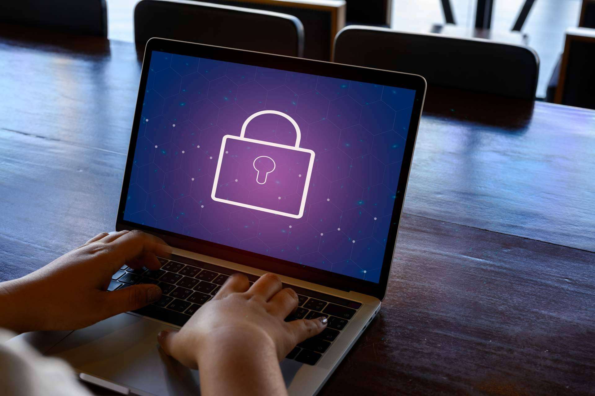 La importancia de la ciberseguridad para particulares y compañías aumenta cada año, por la empresa de asistencia tecnológica Sosmatic