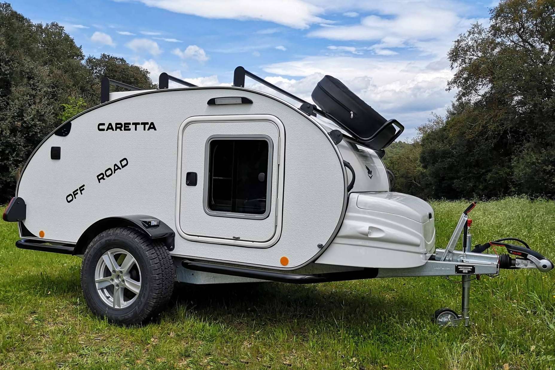 Minicaravanas.com vende caravanas pequeñas con baño y equipamiento para dos personas