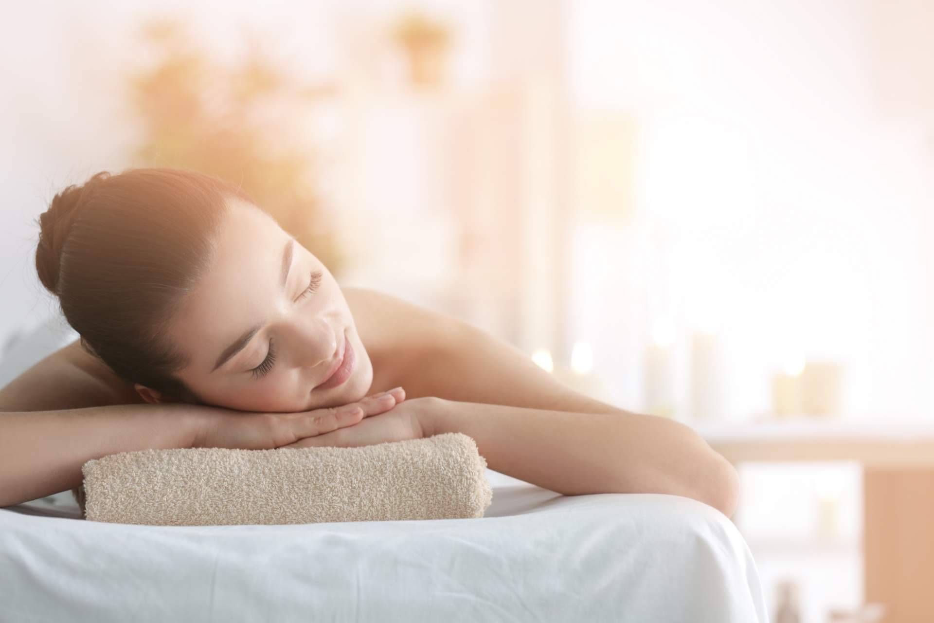 Ayurveda Medicina Natural destaca la importancia del masaje abhyanga en otoño