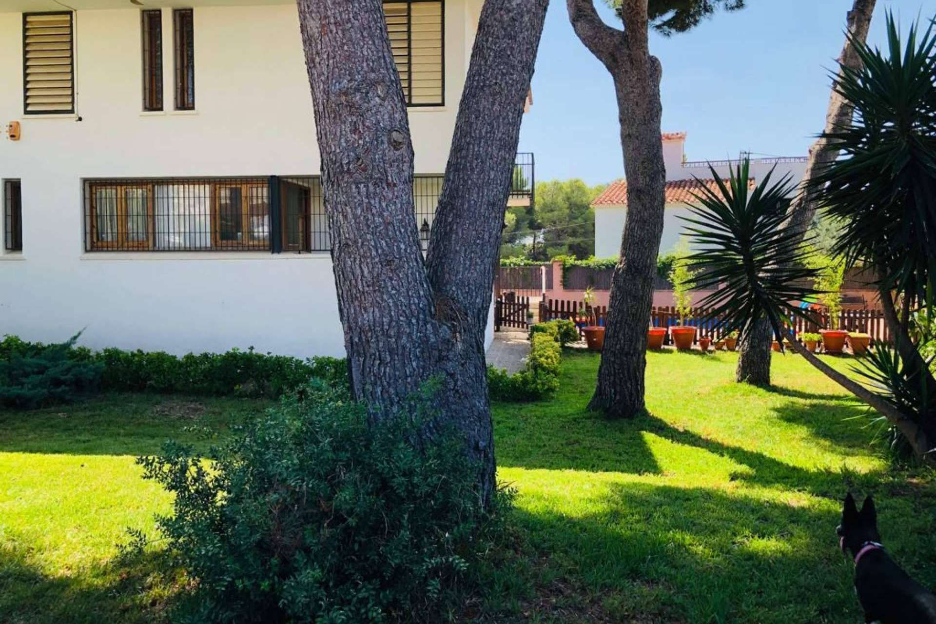 Mansión en venta cerca de la playa con jardín y piscina particular