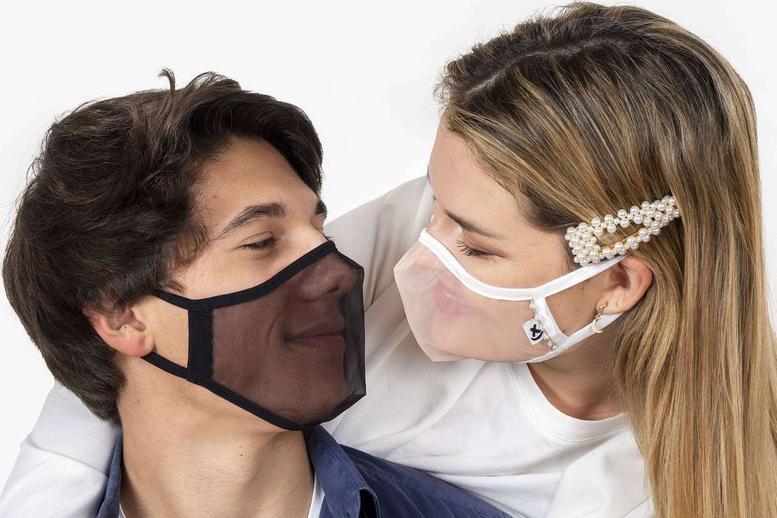 Xula ayuda a comunicarse a las personas con minusvalía auditiva con sus mascarillas transparentes