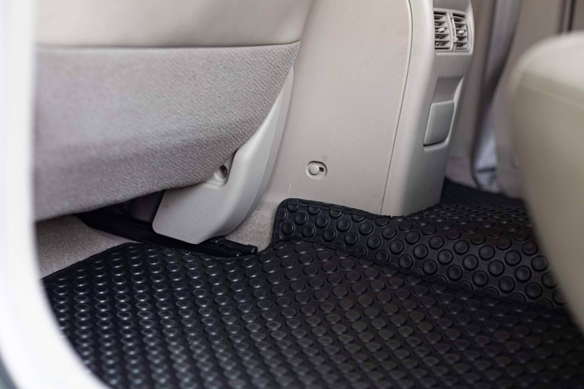 Para coches, Distribuciones Cantelar dispone de alfombrillas con bordes