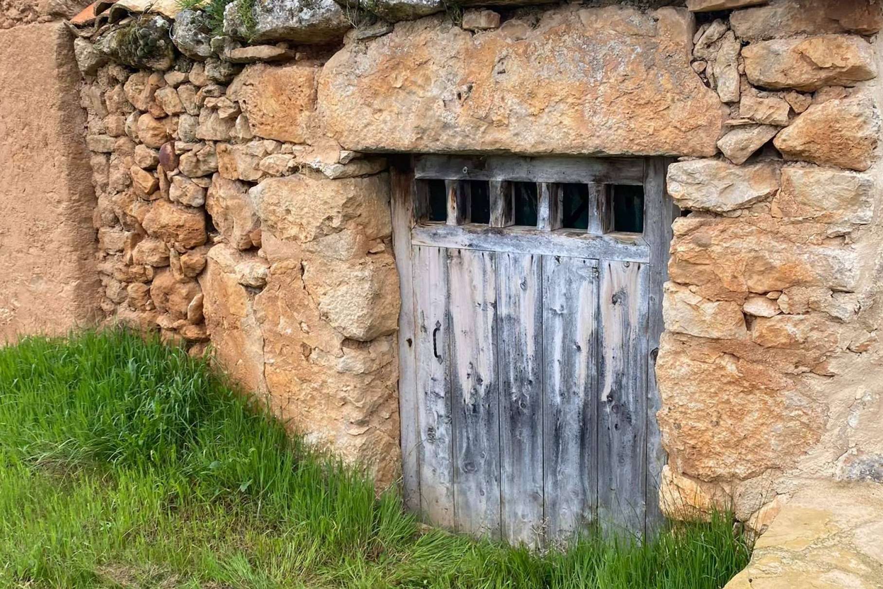 Catas de vino en la bodega subterránea de Envero Tinto en Soria