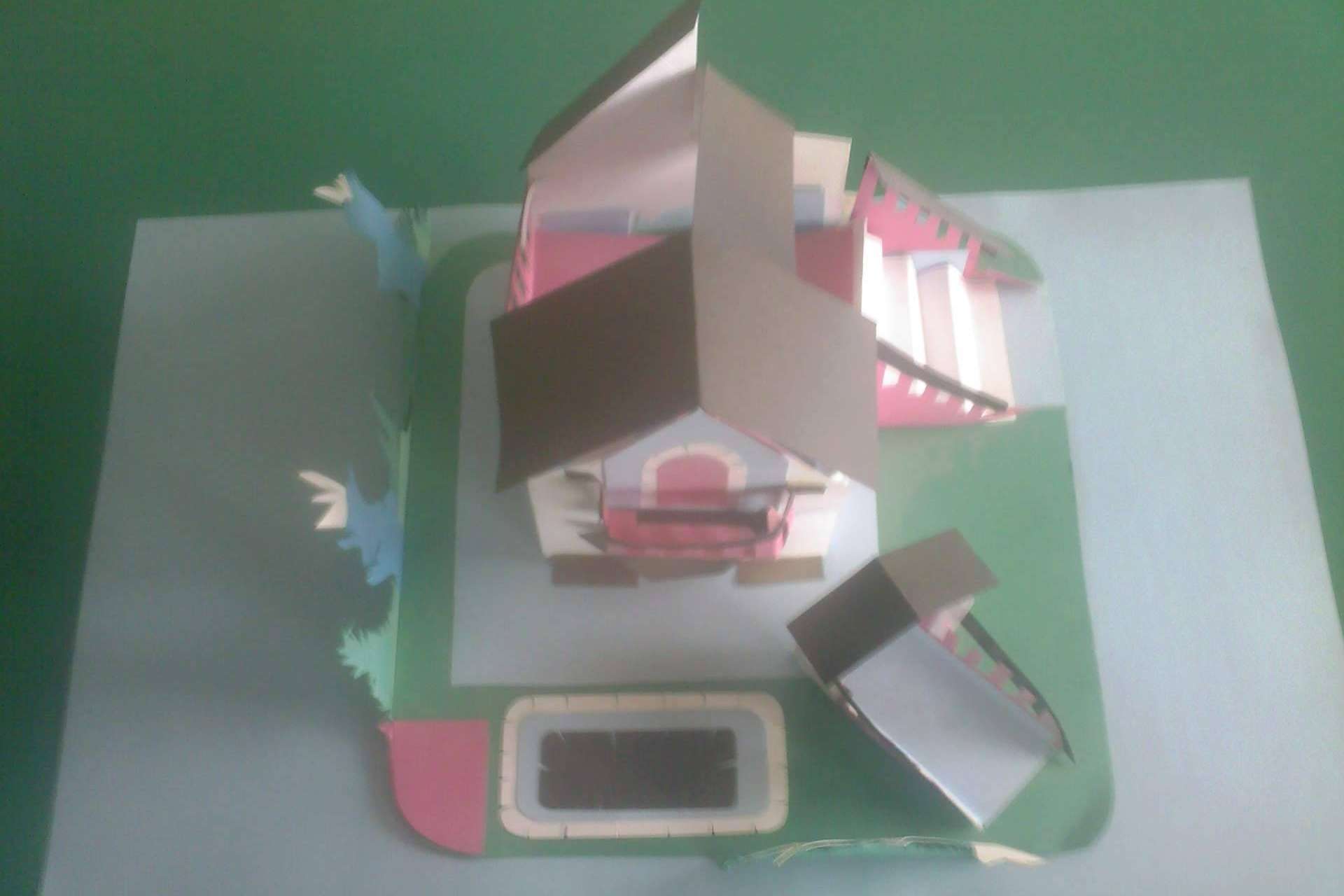 El Pintor de Internet ofrece talleres de maquetas con cartulinas para todas las edades