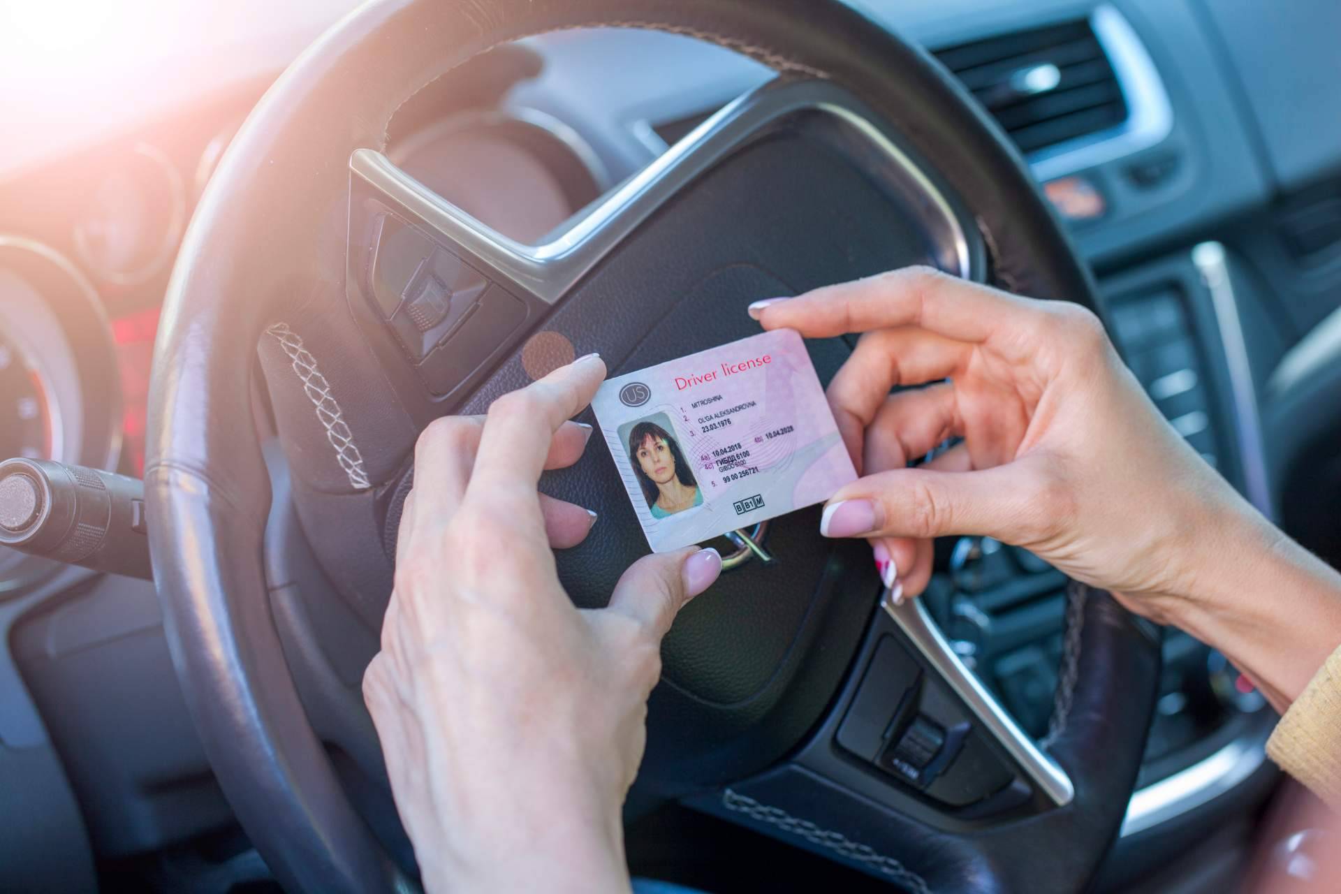 Cómo y por qué evitar una multa por llevar el carnet de conducir caducado
