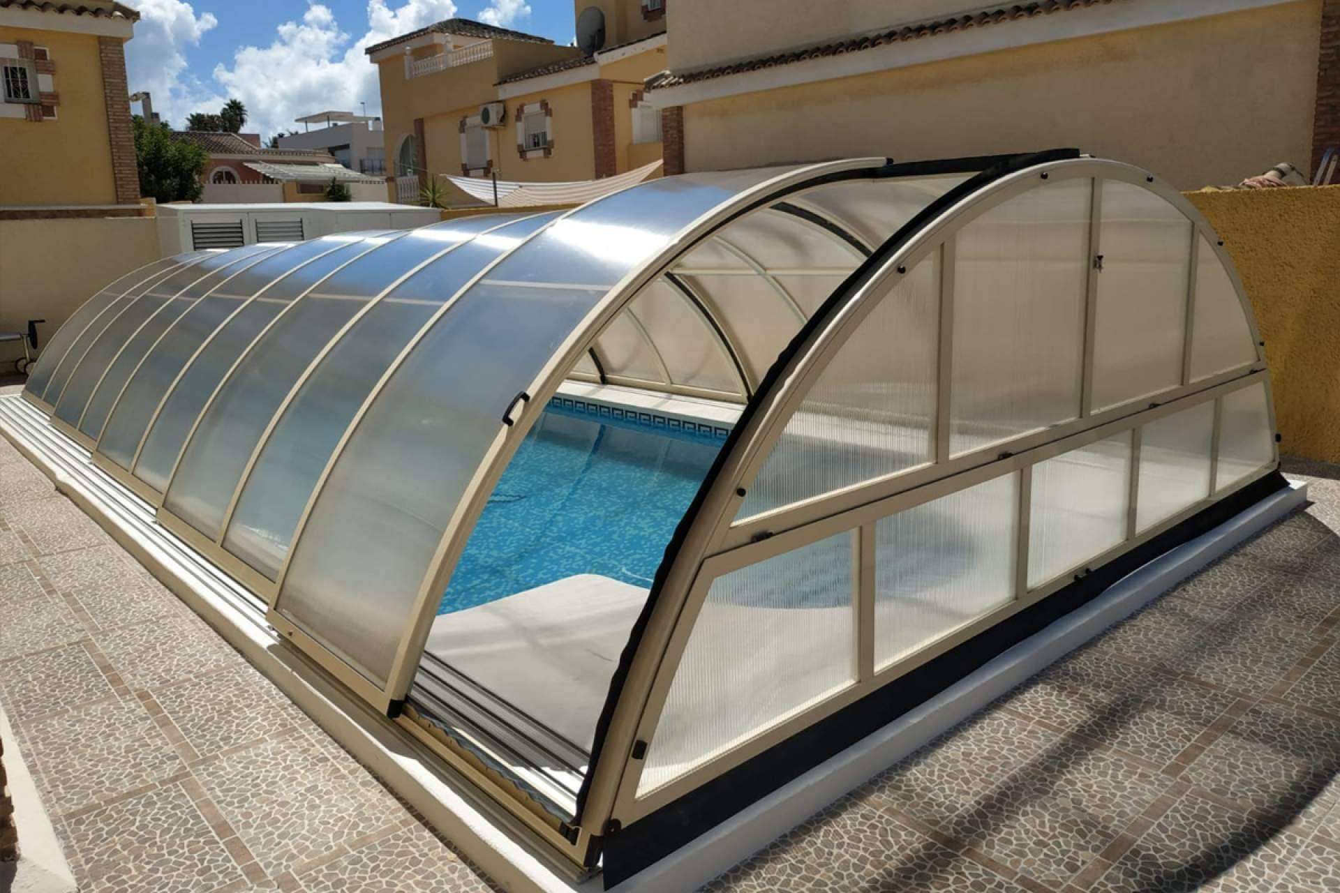 ¿Cuáles son las ventajas de contar con una cubierta de piscina baja con carril como las del modelo Segóbriga?, por COVERTTO