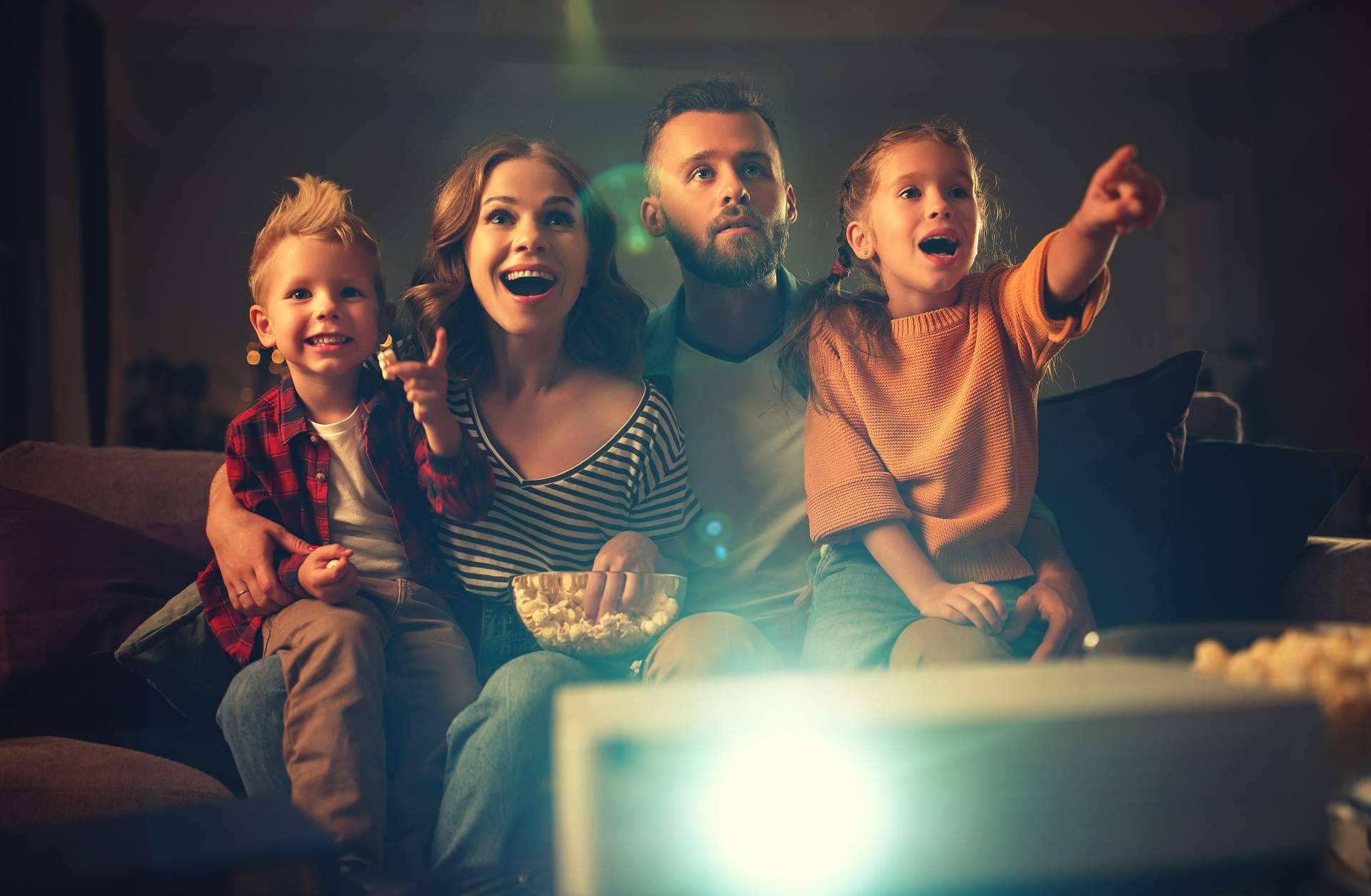 ¿Cómo montar un cine en casa?, con Proyector Pro