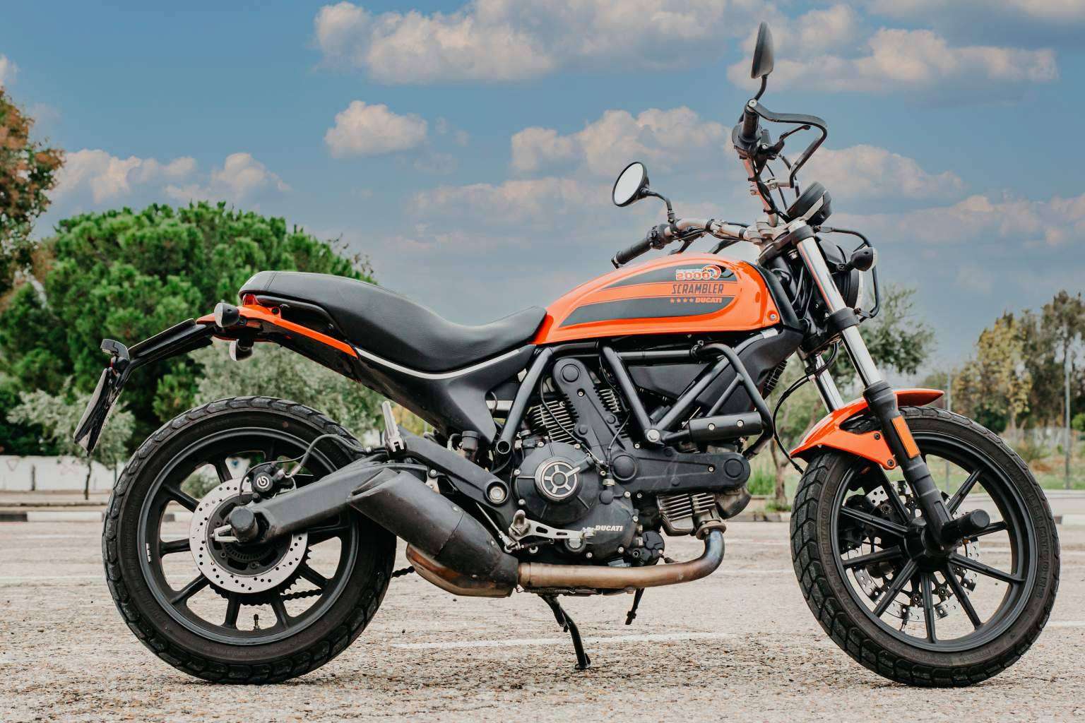 Carnet de moto y sus ventajas como solución de movilidad, según AUTOESCUELA 2000