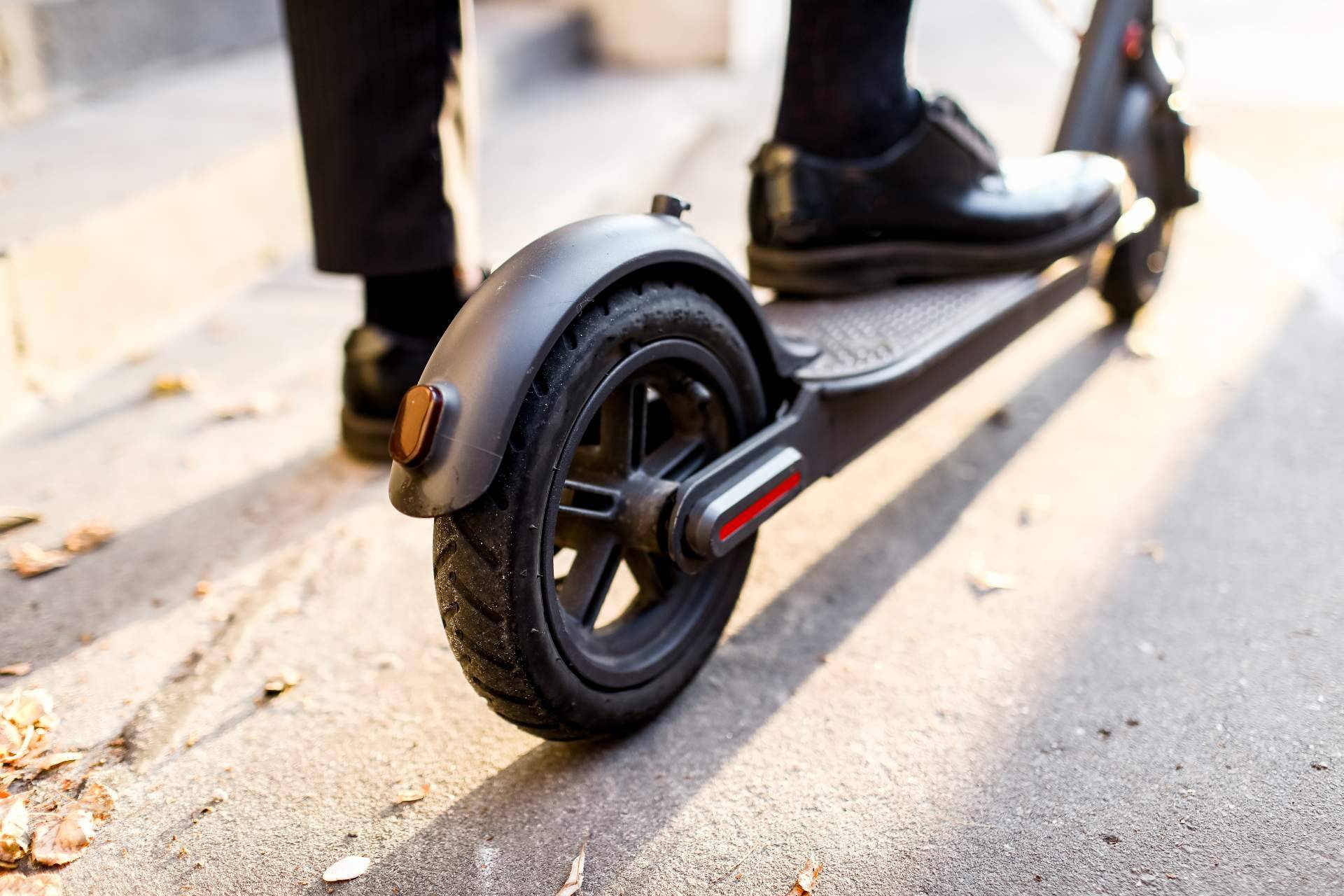 Alquilar patinete eléctrico Barcelona con LYNX y descubrir la ciudad con sus tours autoguiados por GPS