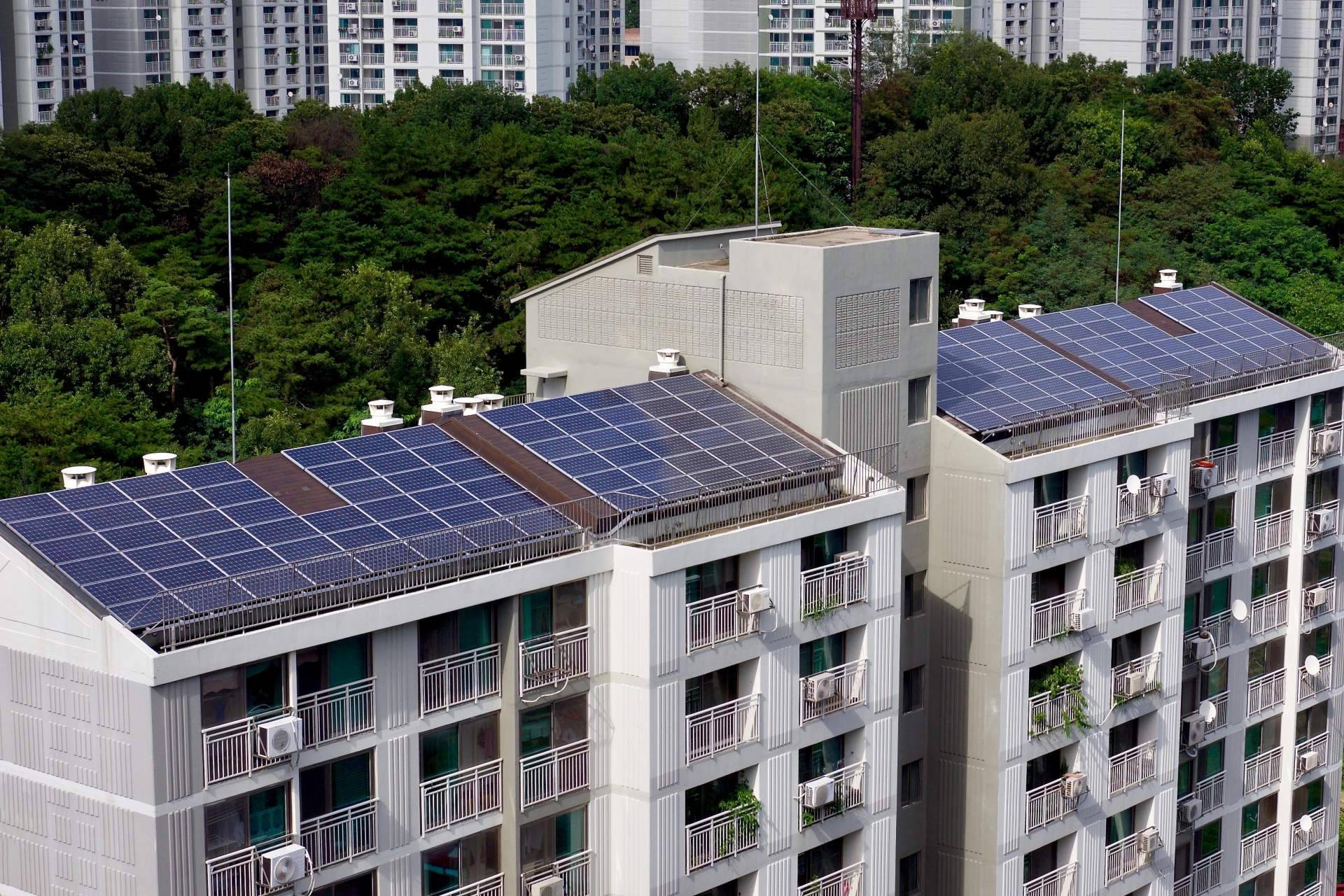 Instalación de paneles solares en fachadas, por Sud Renovables