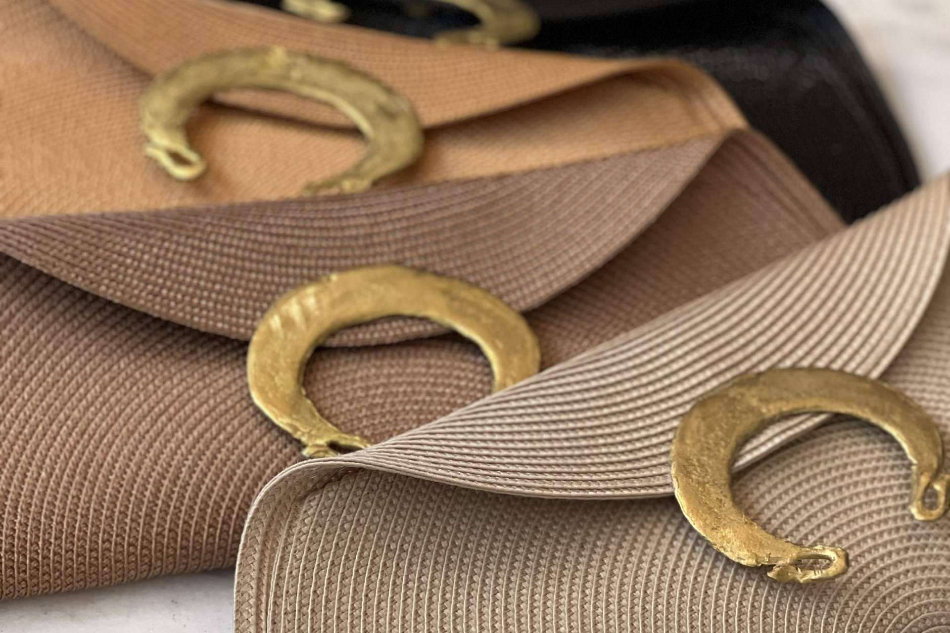 Los bolsos versátiles que ofrece Carmen Fernández Complementos