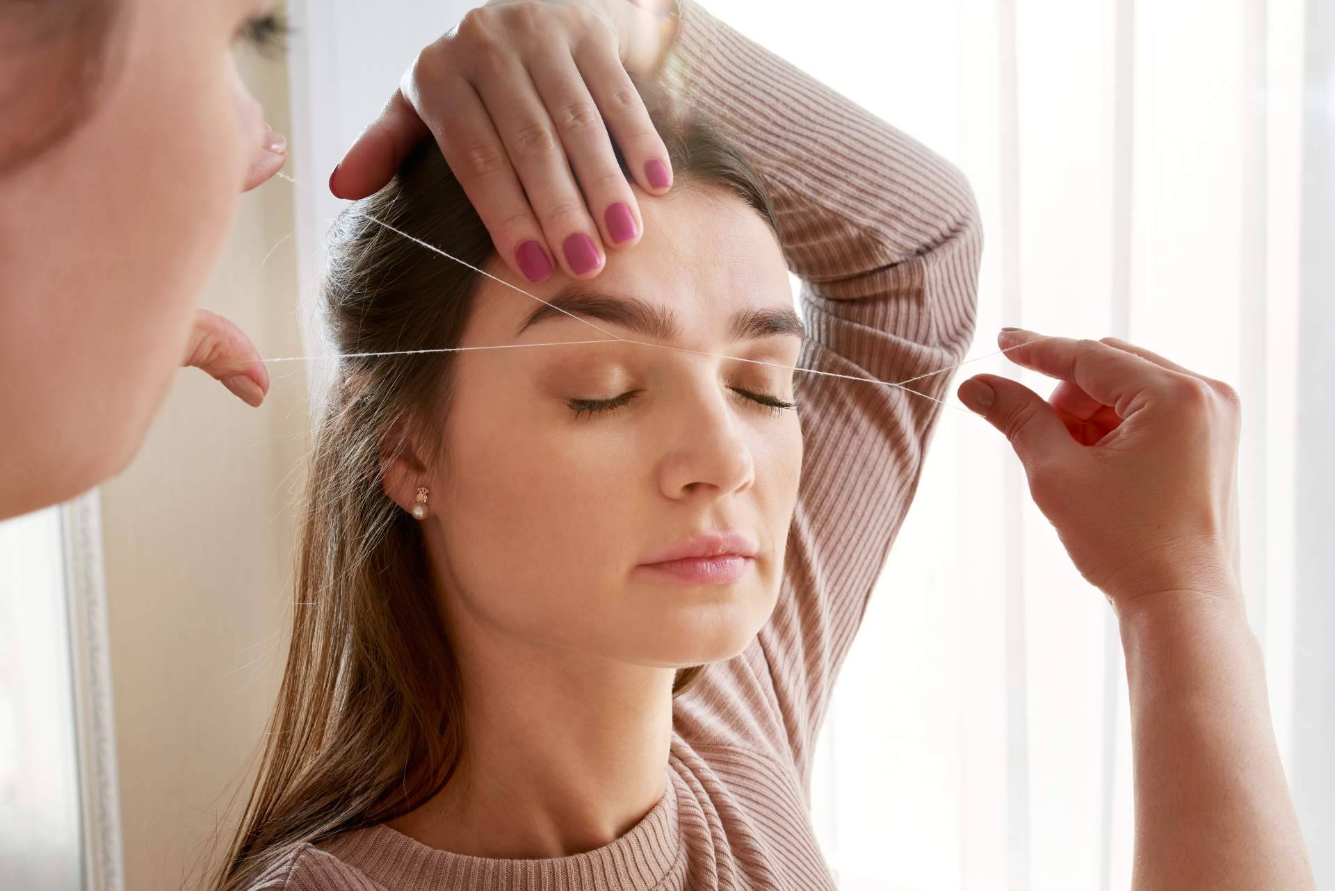 En qué consiste la depilación de cejas con hilo, de la mano de Con Hilo Depilo