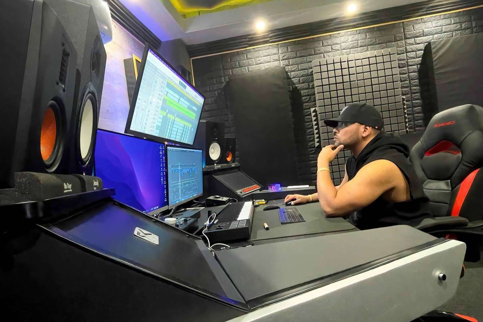 Ricardo Ricks inaugura nuevo estudio musical en Aranjuez, Madrid