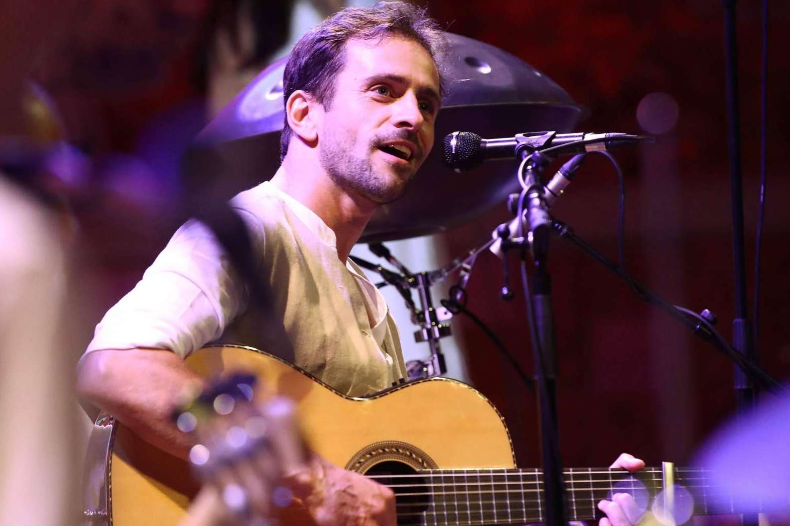 En el curso sonido y música y conciencia, Ravi Ram enseña a utilizar el sonido como instrumento de sanación