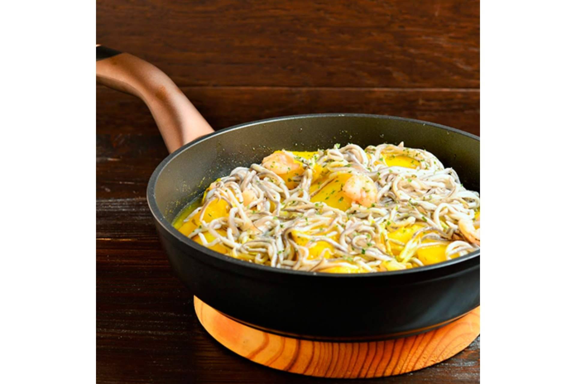 Aceite de oliva de Olipaterna para la preparación de patatas guisadas con gulas y gambas