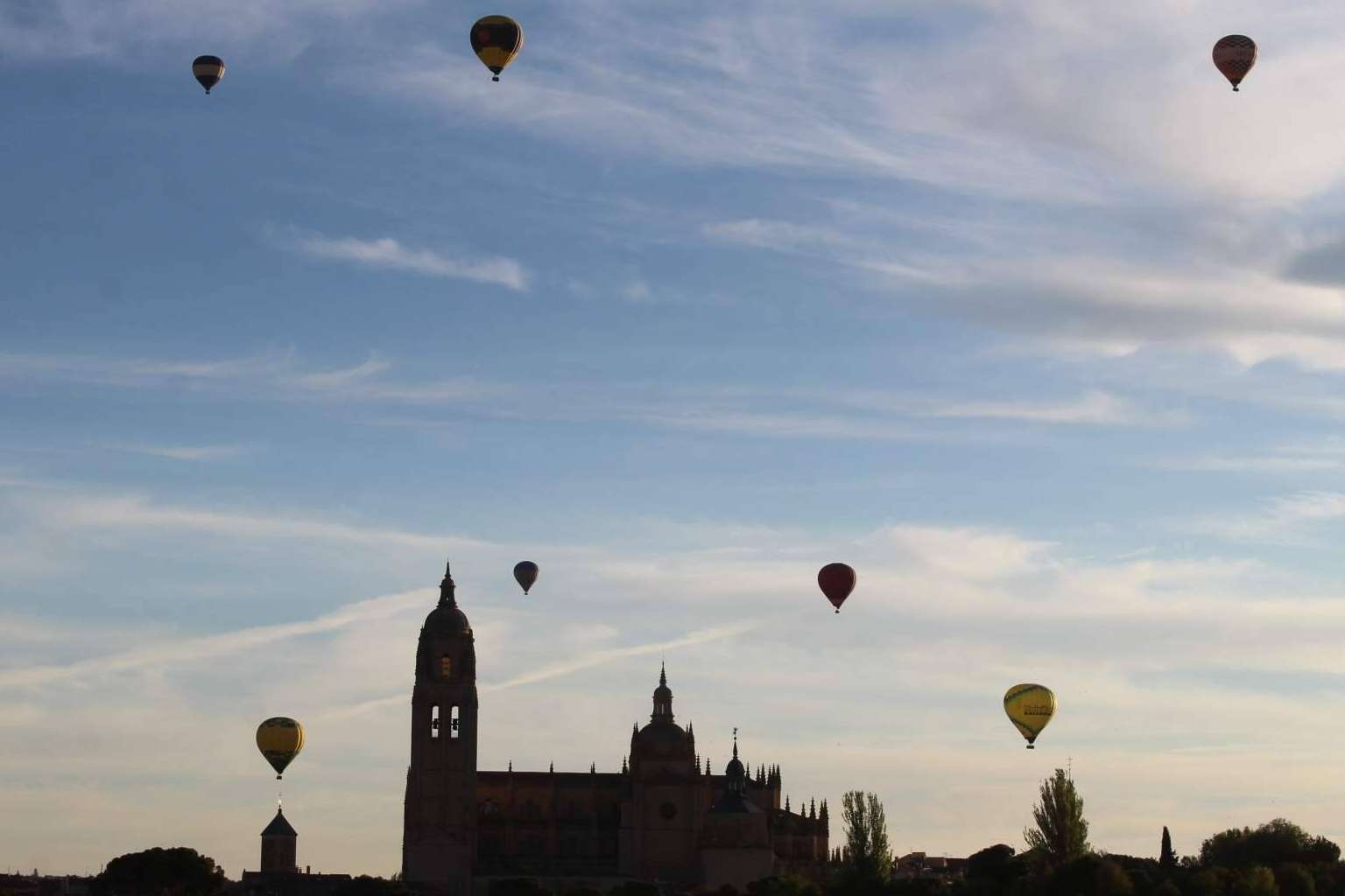 Disfrutar de la experiencia de viajar en globo aerostático con EoloFLY