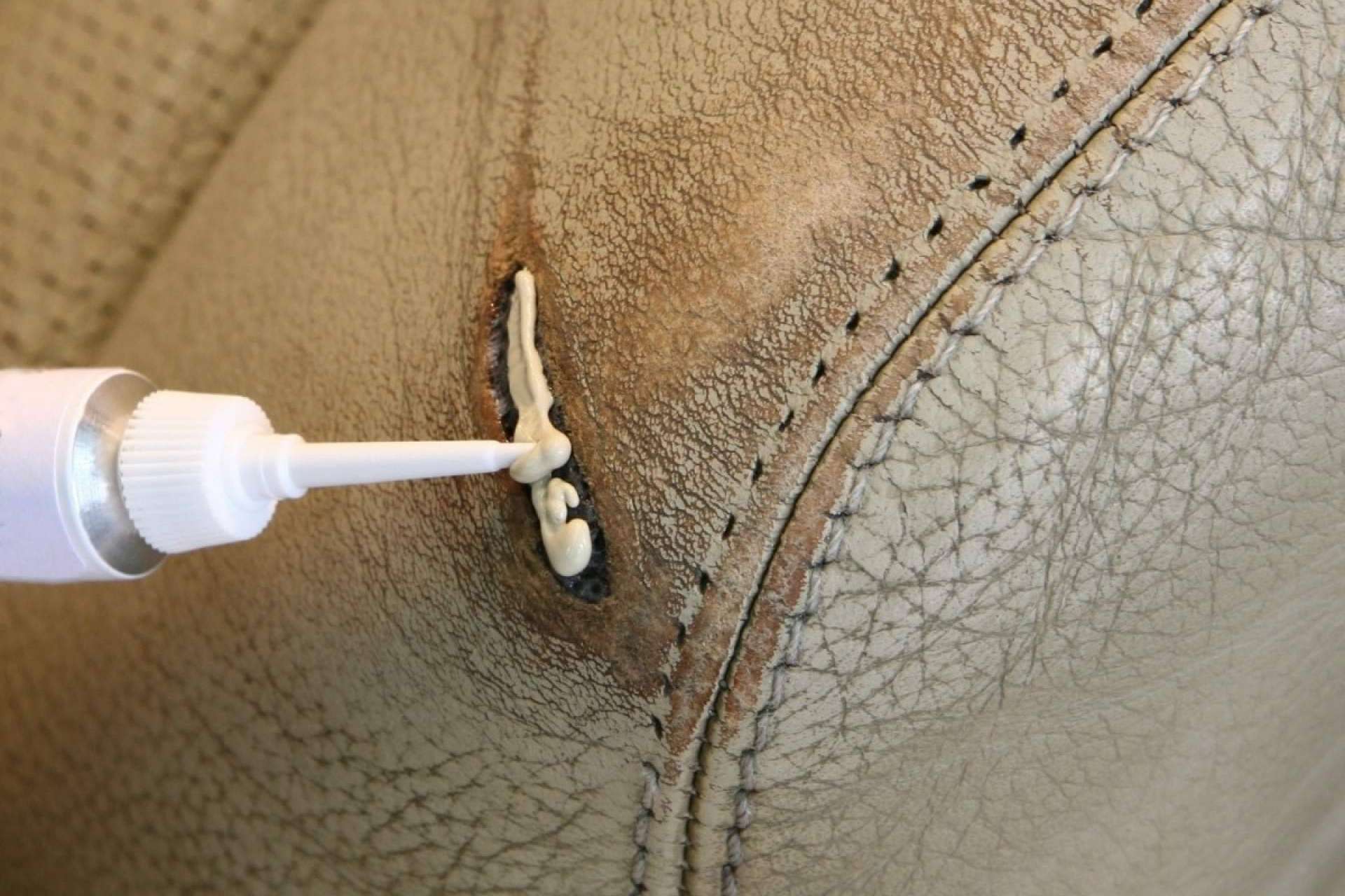 Reparar sofás, bolsos y asientos de cuero con un producto milagroso