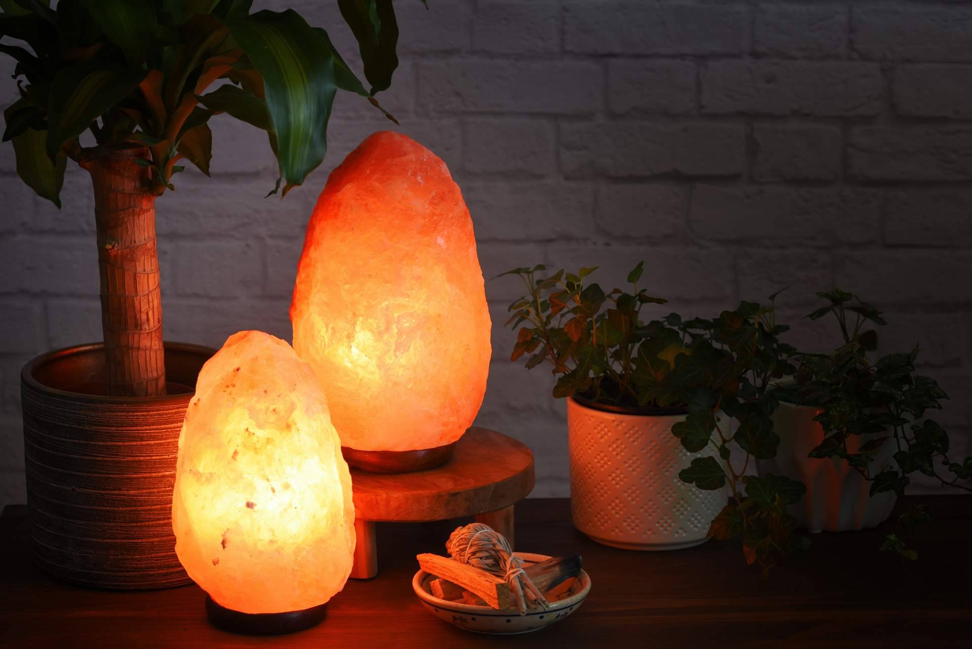 La Luna de Buda sobre las destacadas características de las lámparas de selenita, onix y sal