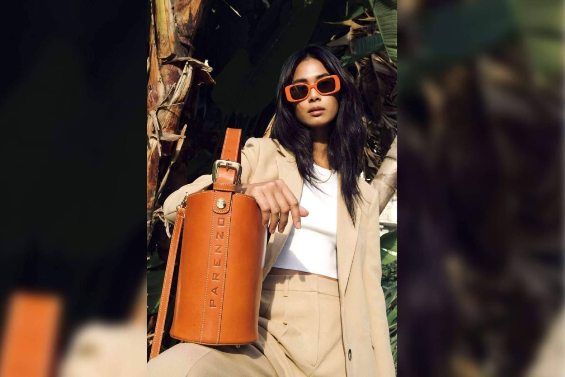 Parenzo cautiva con su catálogo de bolsos de lujo de creación artesanal