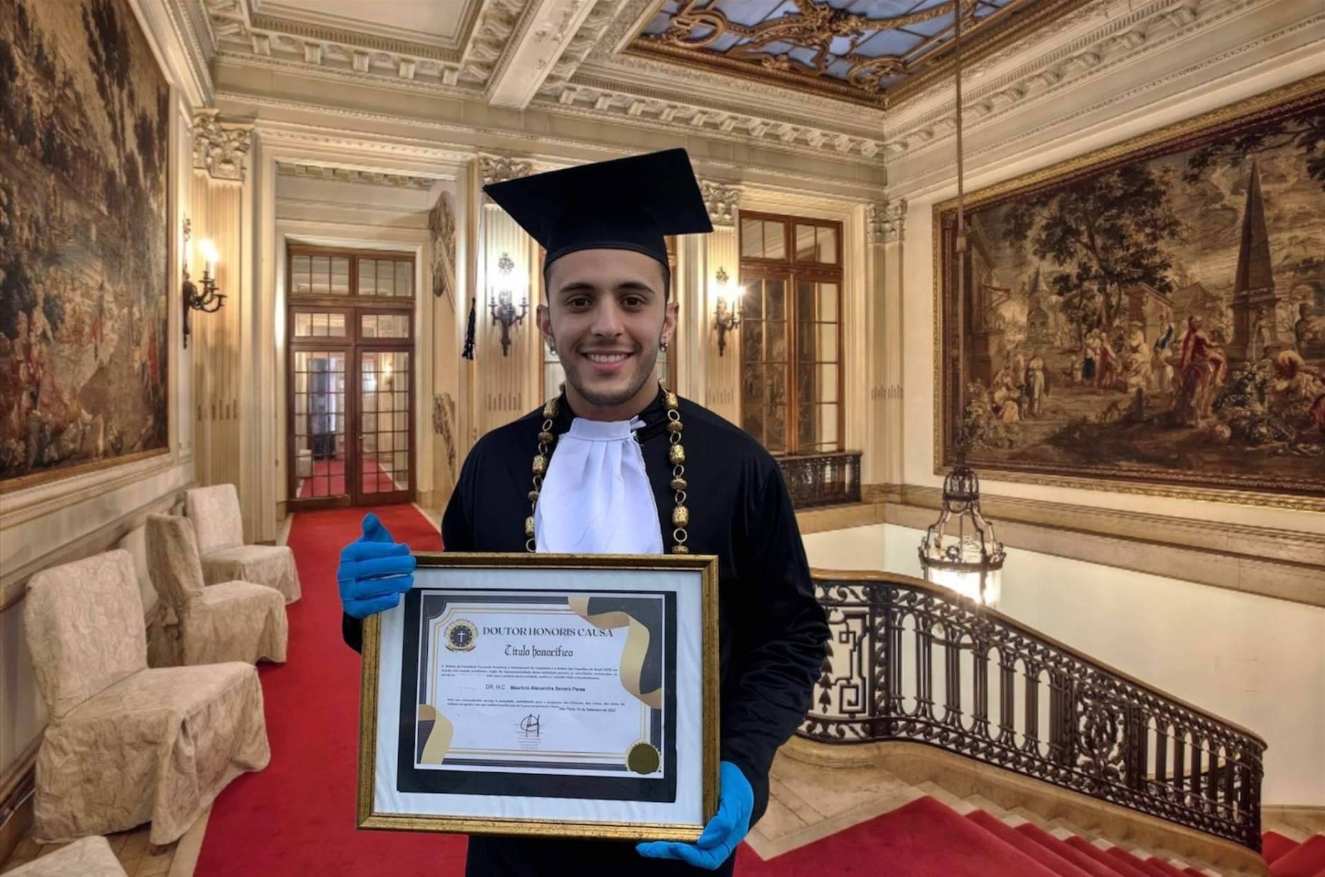 Mauricio Severo recibe el título de Dr. Honoris Causas