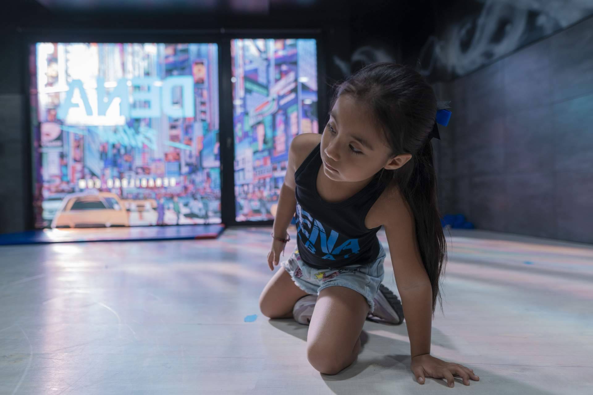Niños y niñas asisten a clases de baile con DENA BILBAO