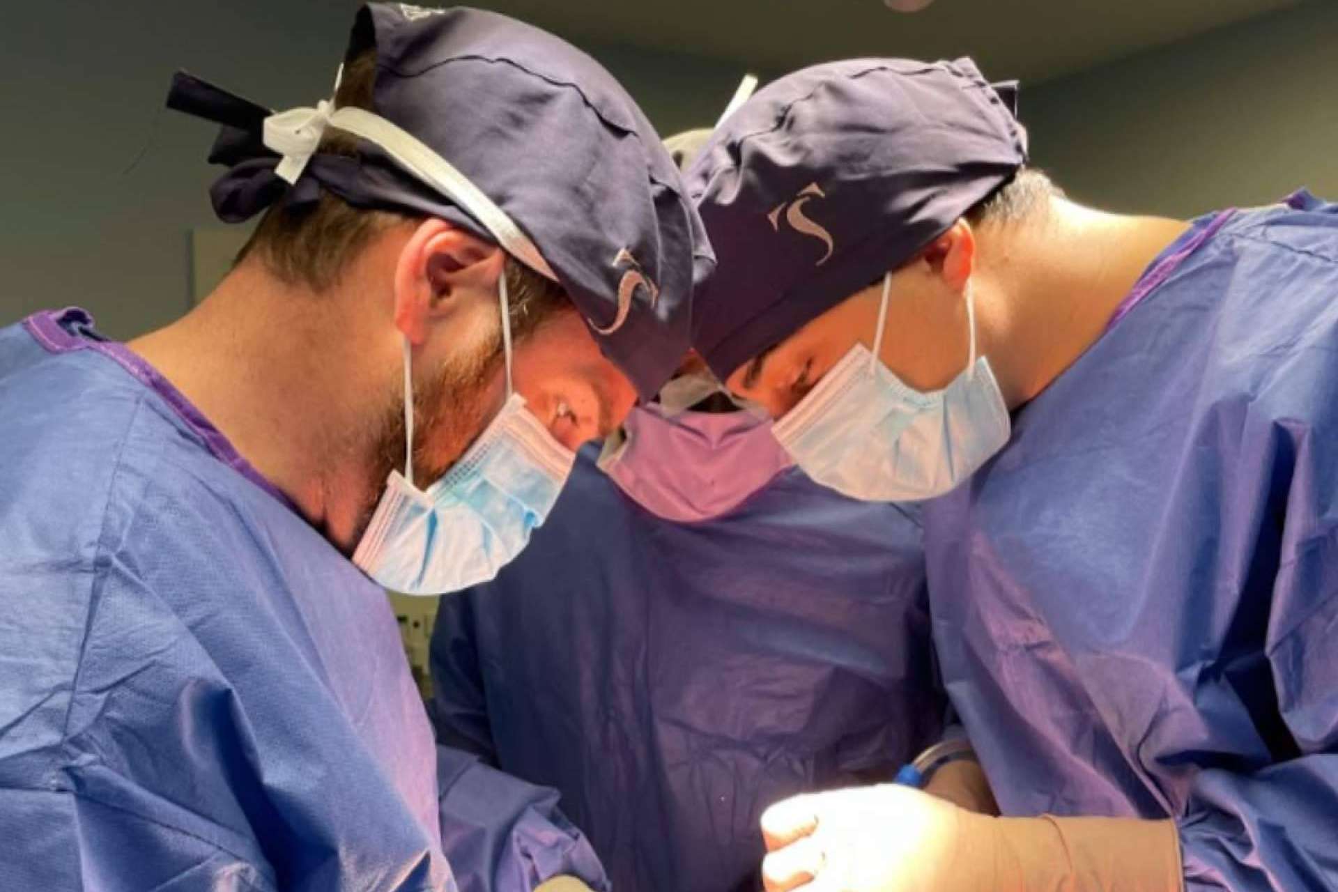 El éxito de la primera cirugía de prótesis de cadera bilateral en España mediante la técnica Directo Superior mínimamente invasivo, por el Doctor Soler
