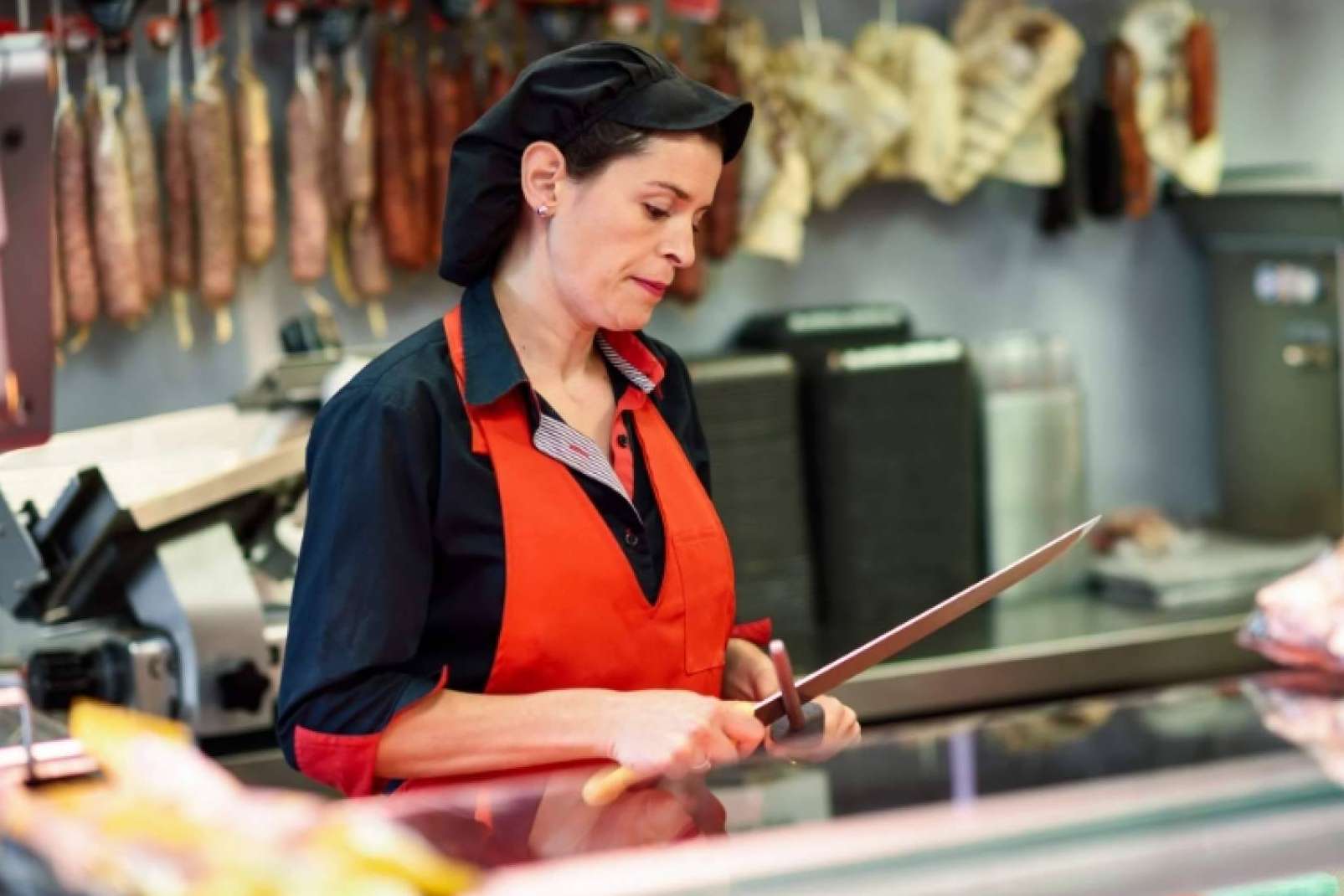 El servicio de afilador de cuchillos que ofrece Utistil para profesionales de retail alimentario