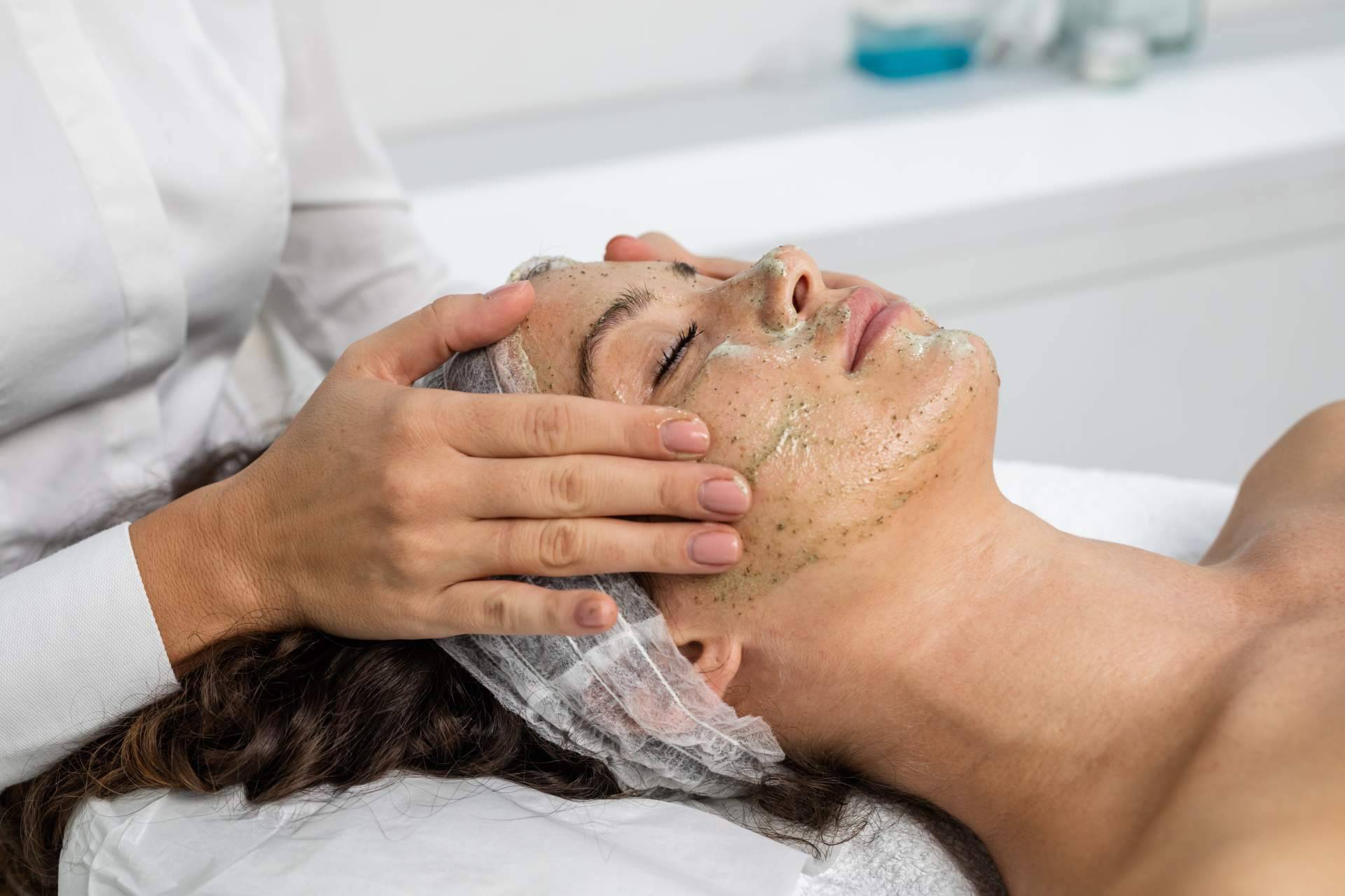 Los peeling químicos de Alluring Clinic como herramienta para luchar contra el envejecimiento facial