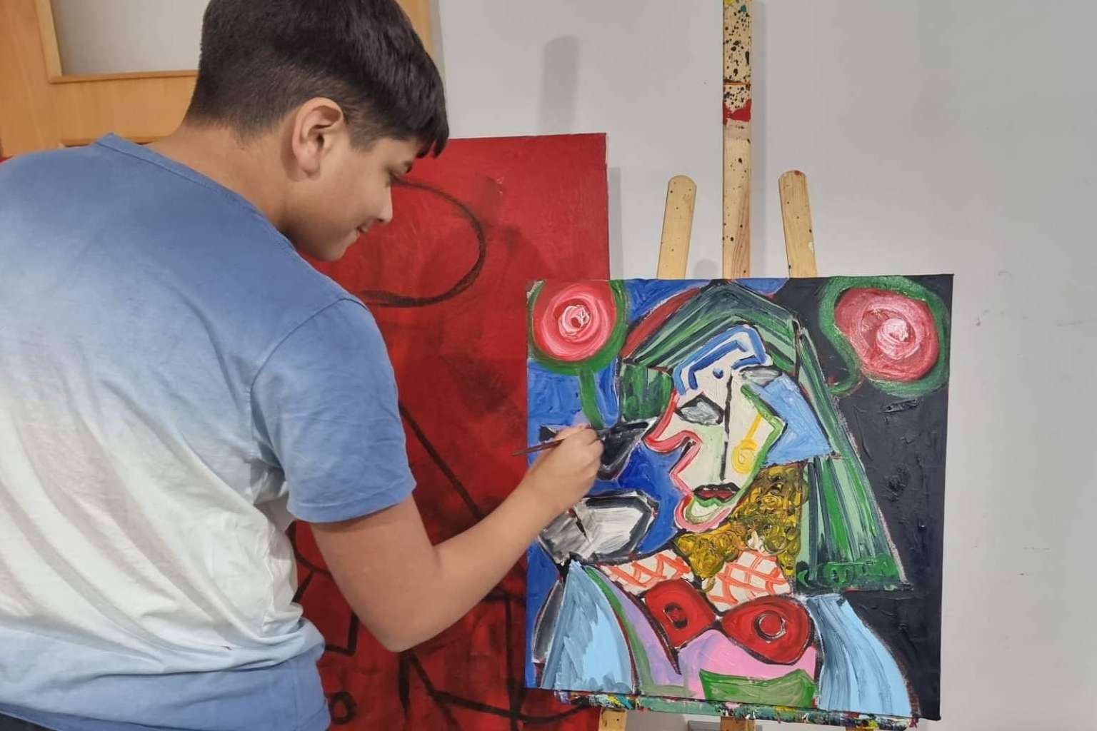 Juanito Arte, un joven artista de 13 años apasionado de la pintura abstracta