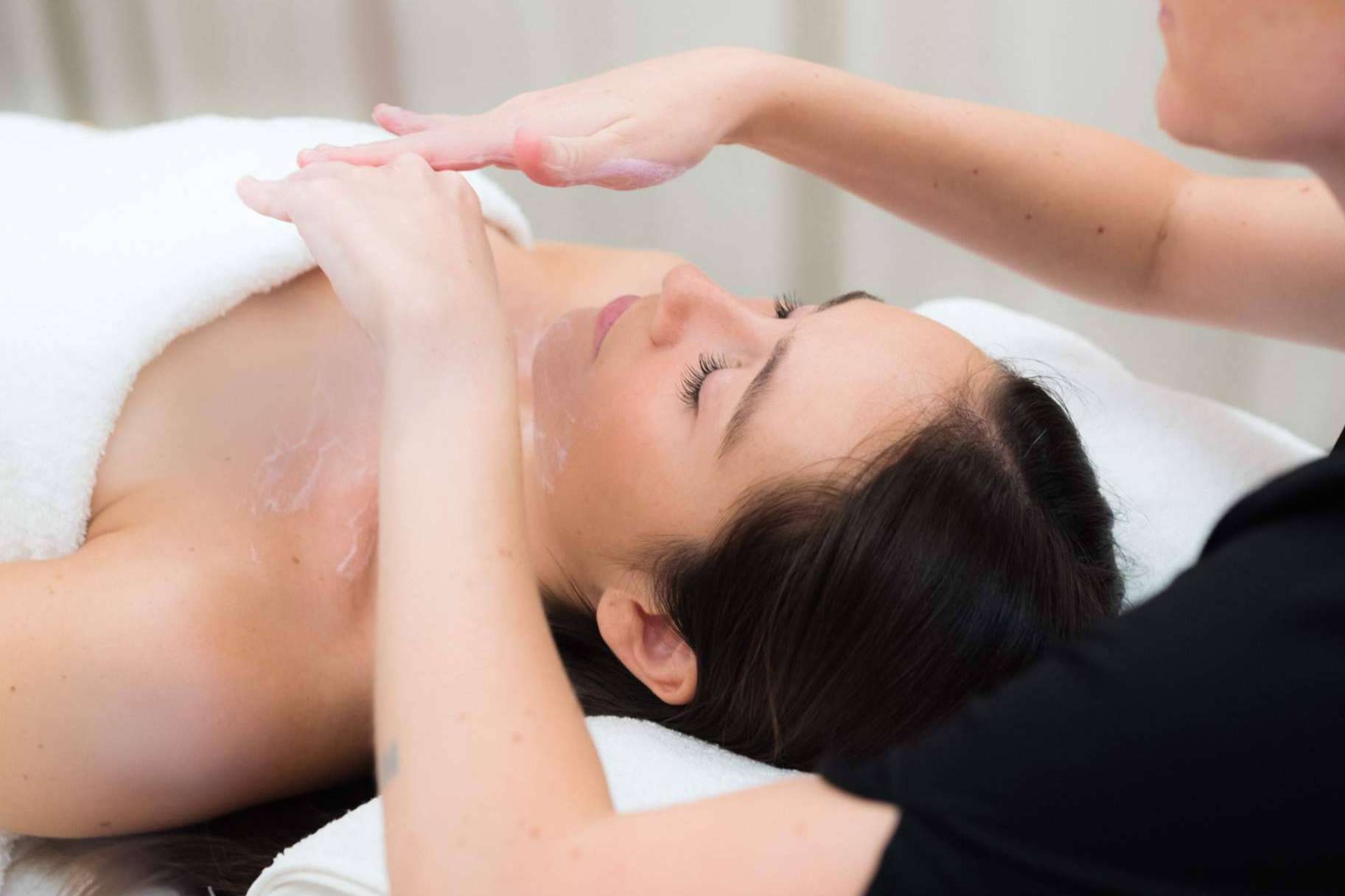 All Yours proporciona tratamientos faciales holísticos con productos naturales y fórmulas seguras en Barcelona
