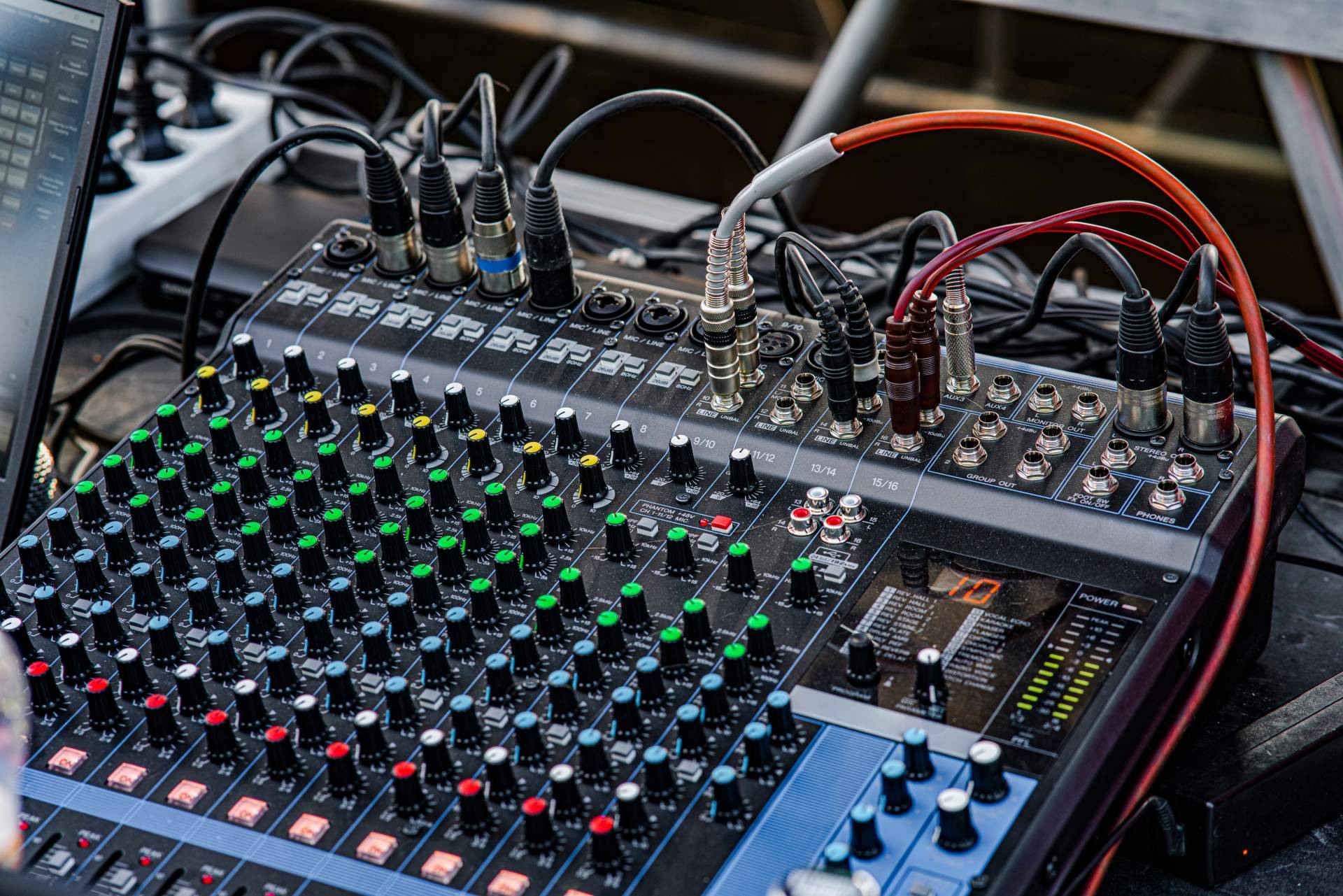 Servicio de grabación y mezcla en el estudio de grabación KMC