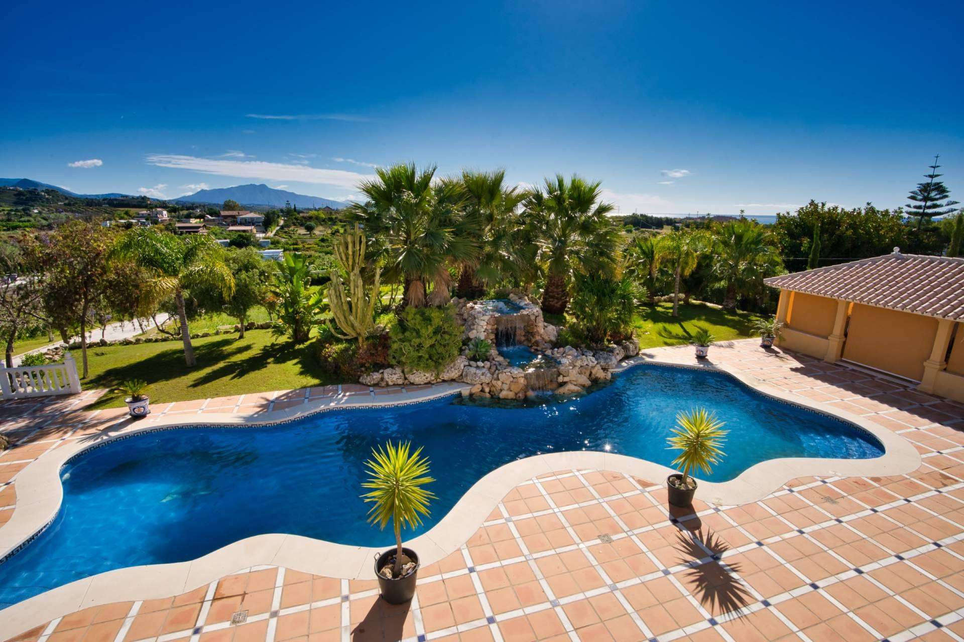 Villa Rosi es una villa clásica y de lujo bañada por el sol de Marbella de Zeuthen & Company