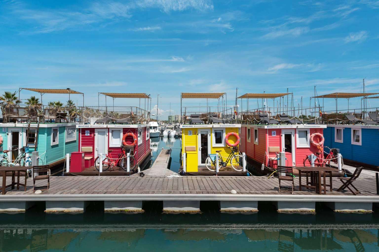 Disfrutar de unas vacaciones inolvidables con amigos en una casa flotante