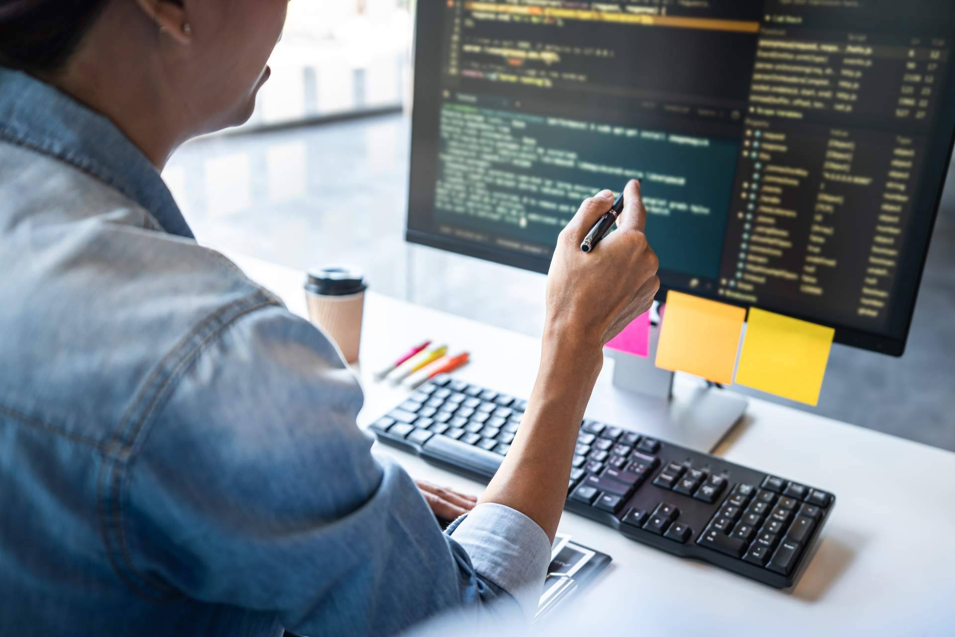 ¿Cuáles son las principales diferencias entre desarrollo a medida y CMS?