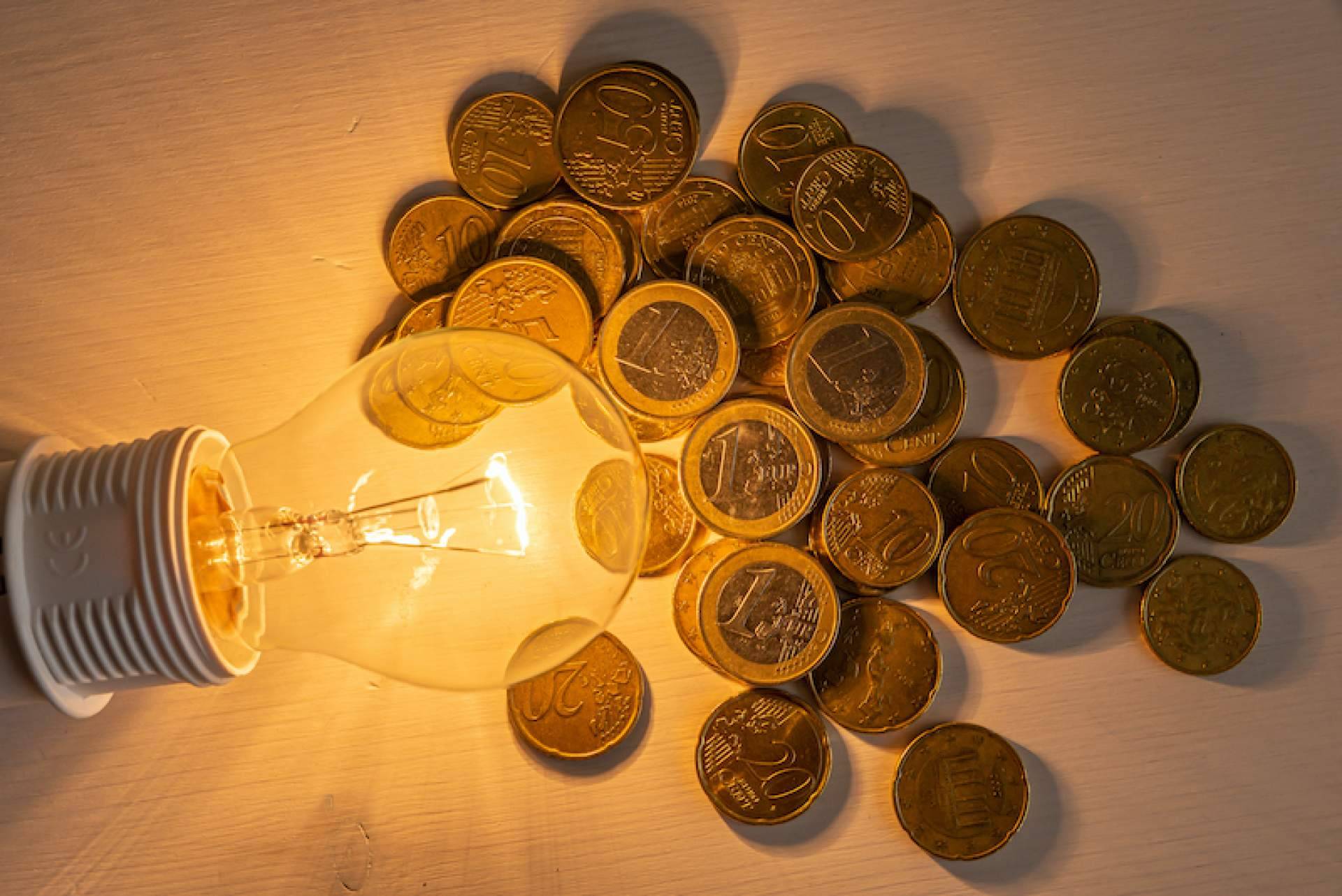 ¿Cuál es el sistema automatizado en Twitter que informa sobre el precio luz en todo momento?