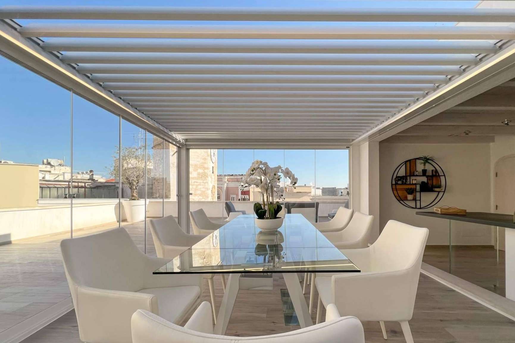 La pérgola bioclimática inteligente de C3 Systems para espacios al aire libre, Seesky-BIO