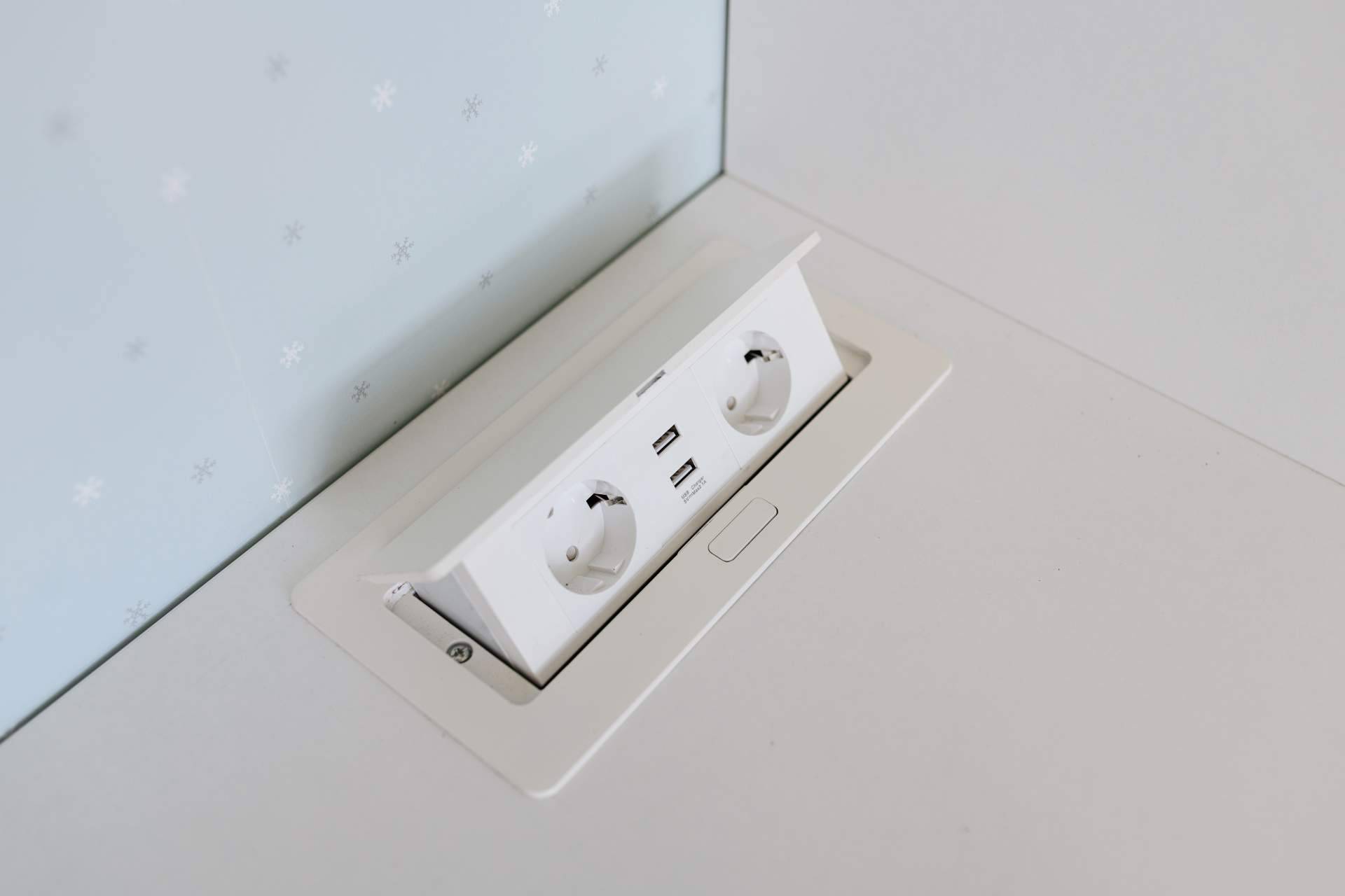 Suministros de energía y torretas elevables para encima de la mesa, por Guijarro Hermanos