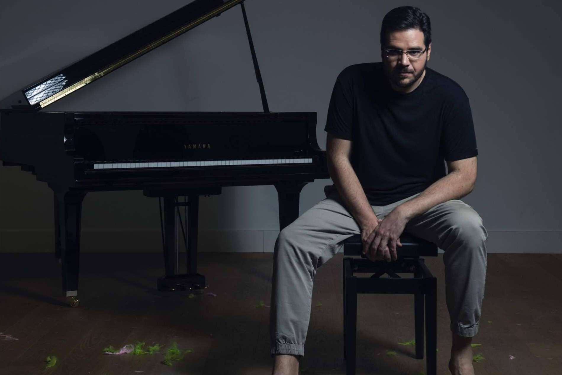 Mongibello Island, el álbum debut del pianista de jazz Andre JahJah, en formato trío e inspirado en El talento de Mr. Ripley, ya está disponible