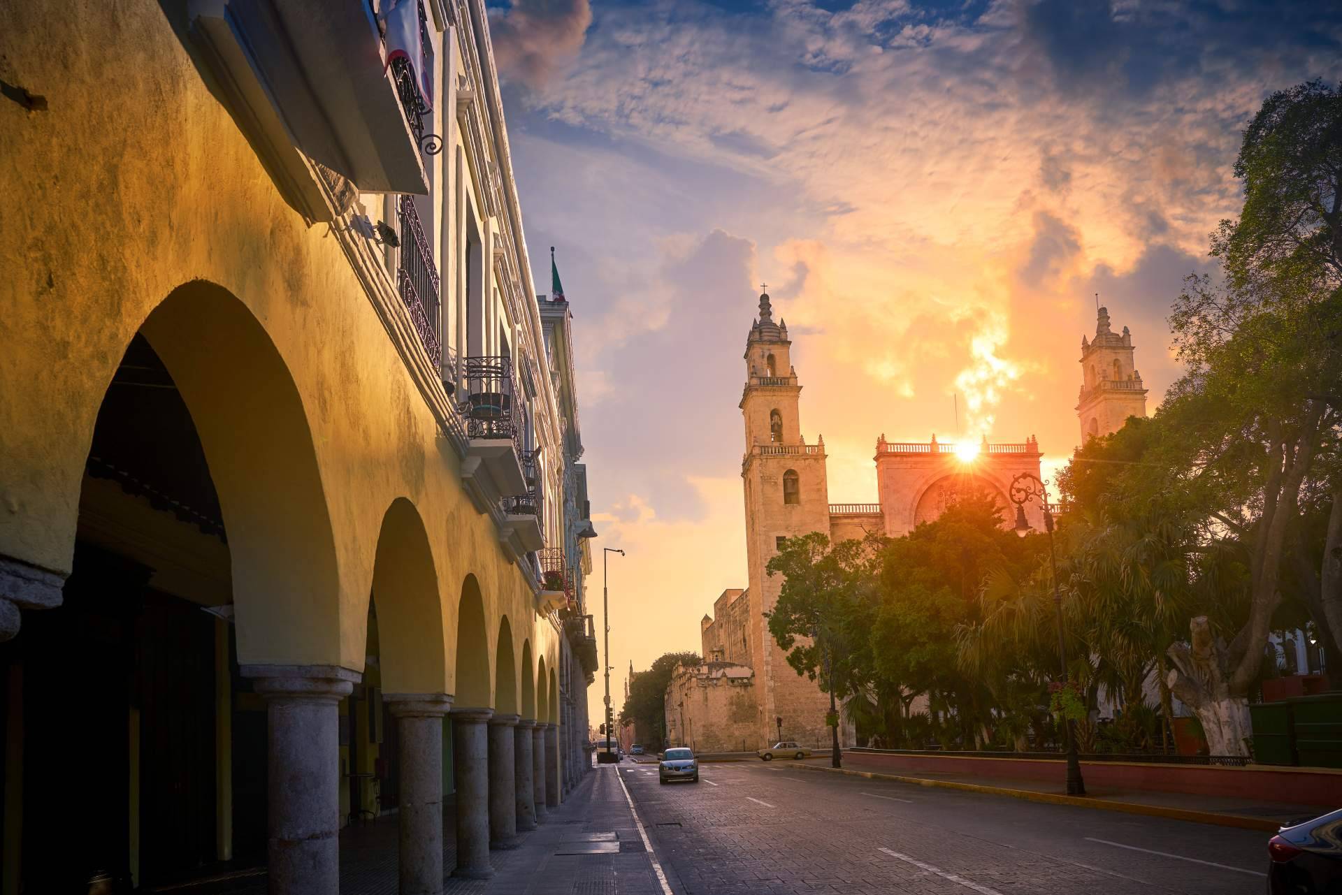 ¿Cuáles son los factores que han propiciado el aumento del turismo y la actividad económica en Yucatán?